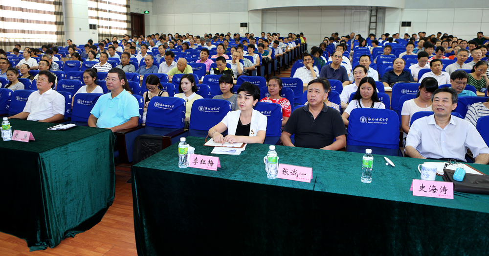 海南省发改委副主任朱华友到我校作报告