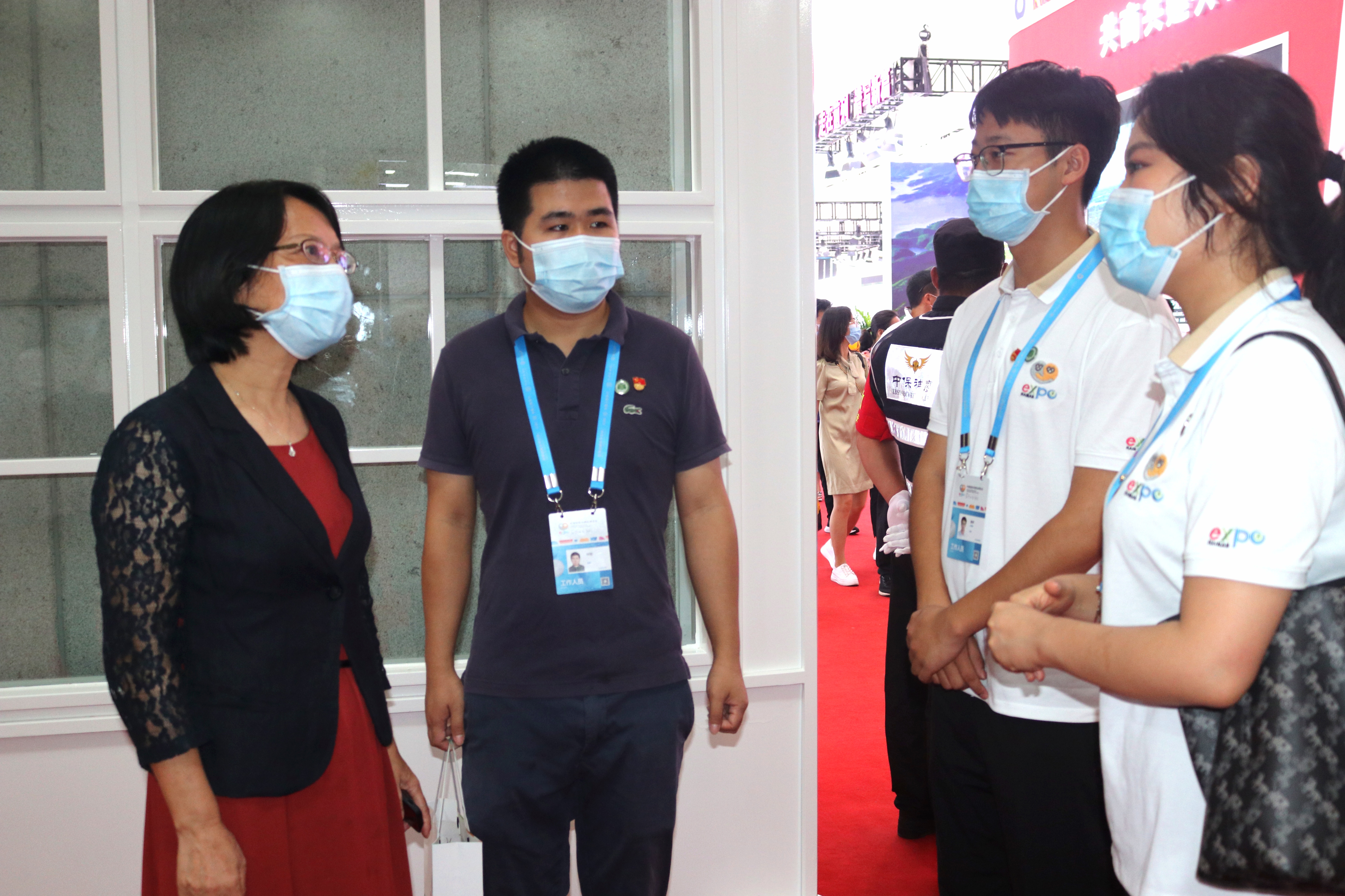 校领导看望服务首届消博会的我校志愿者