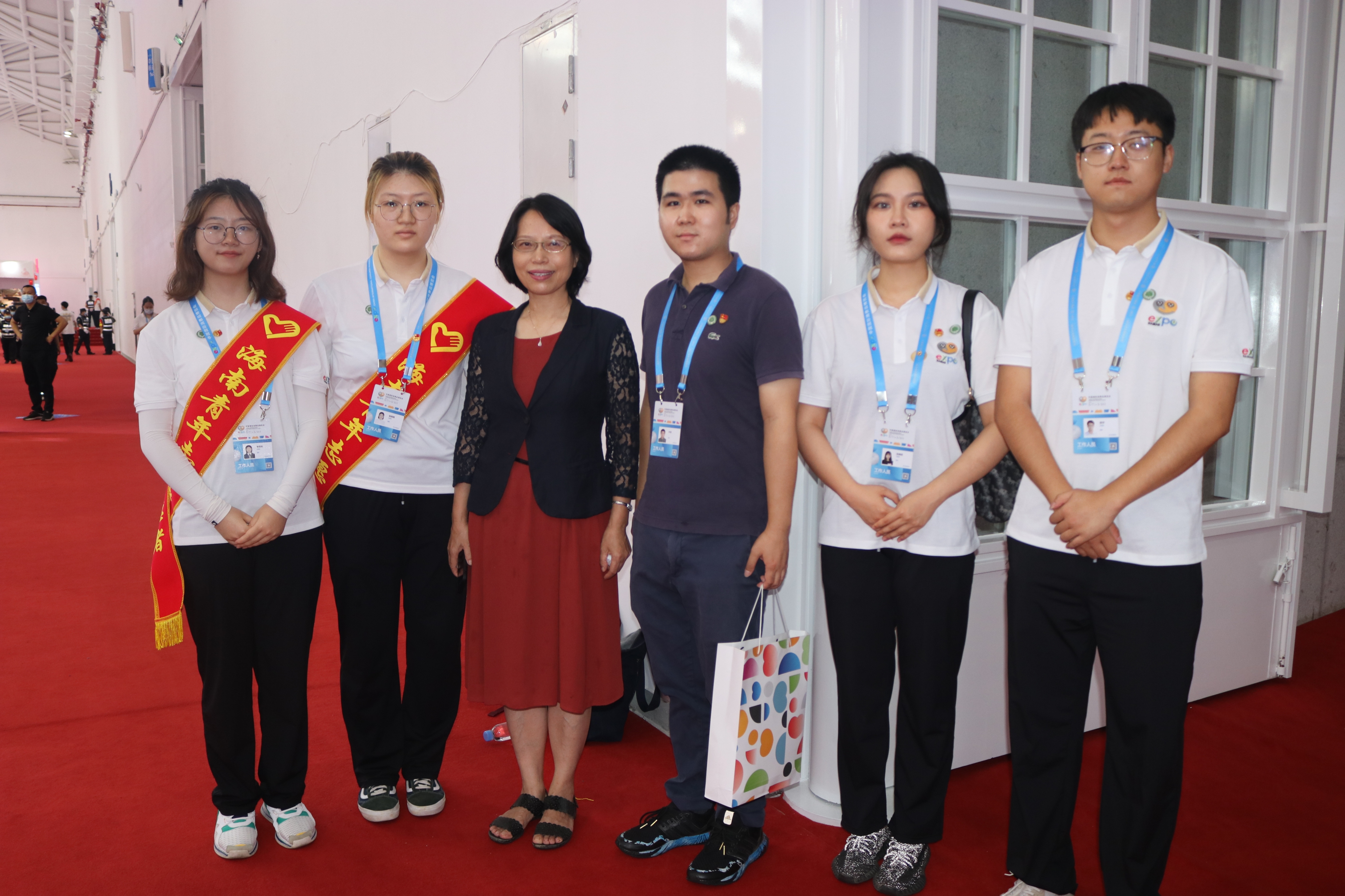 校领导看望服务首届消博会的我校志愿者