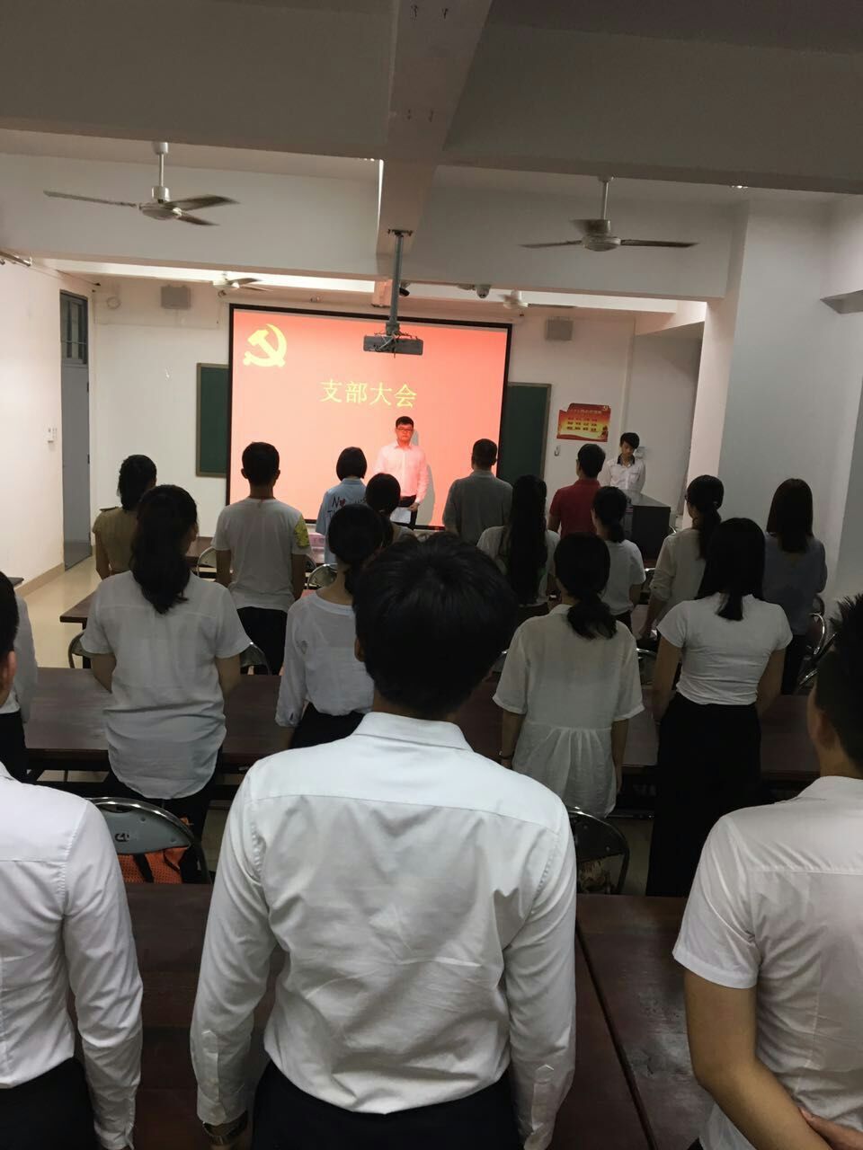 音乐学院学生党支部召开“两学一做”专题教育学习活动   