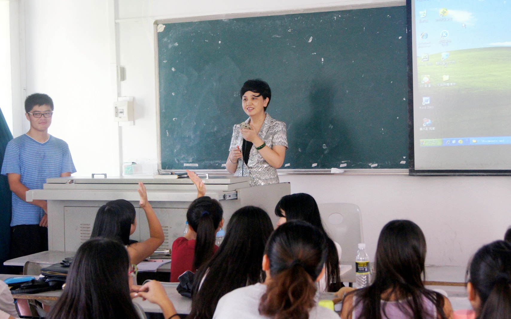 教师节校领导到课堂慰问老师