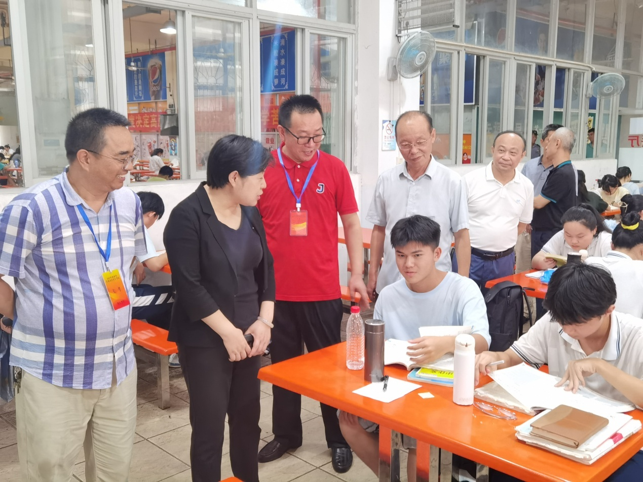 许玫一行到海师附中高中部检查指导高考准备工作