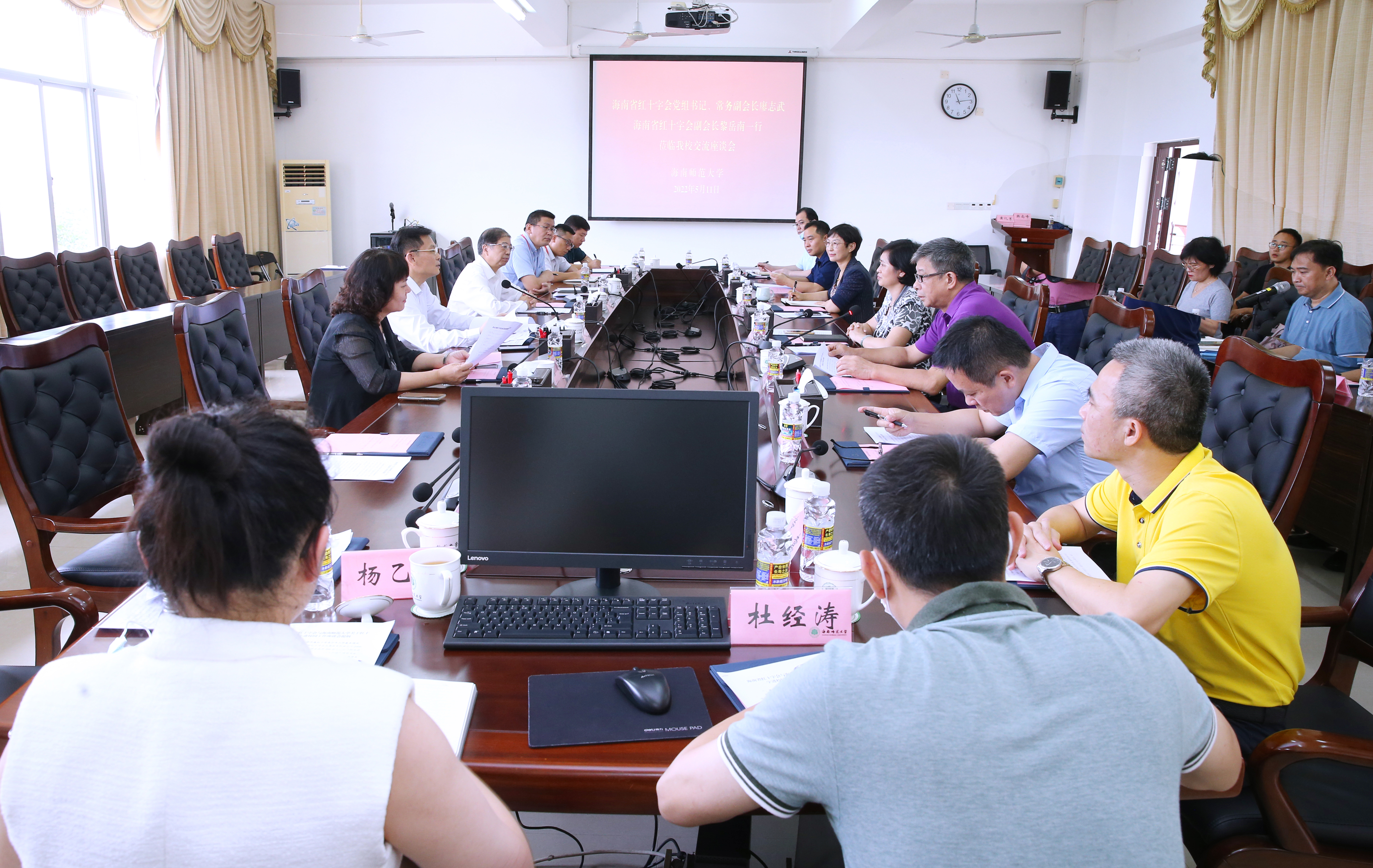 海南省红十字会党组书记廖志武、副会长黎岳南到我校交流座谈