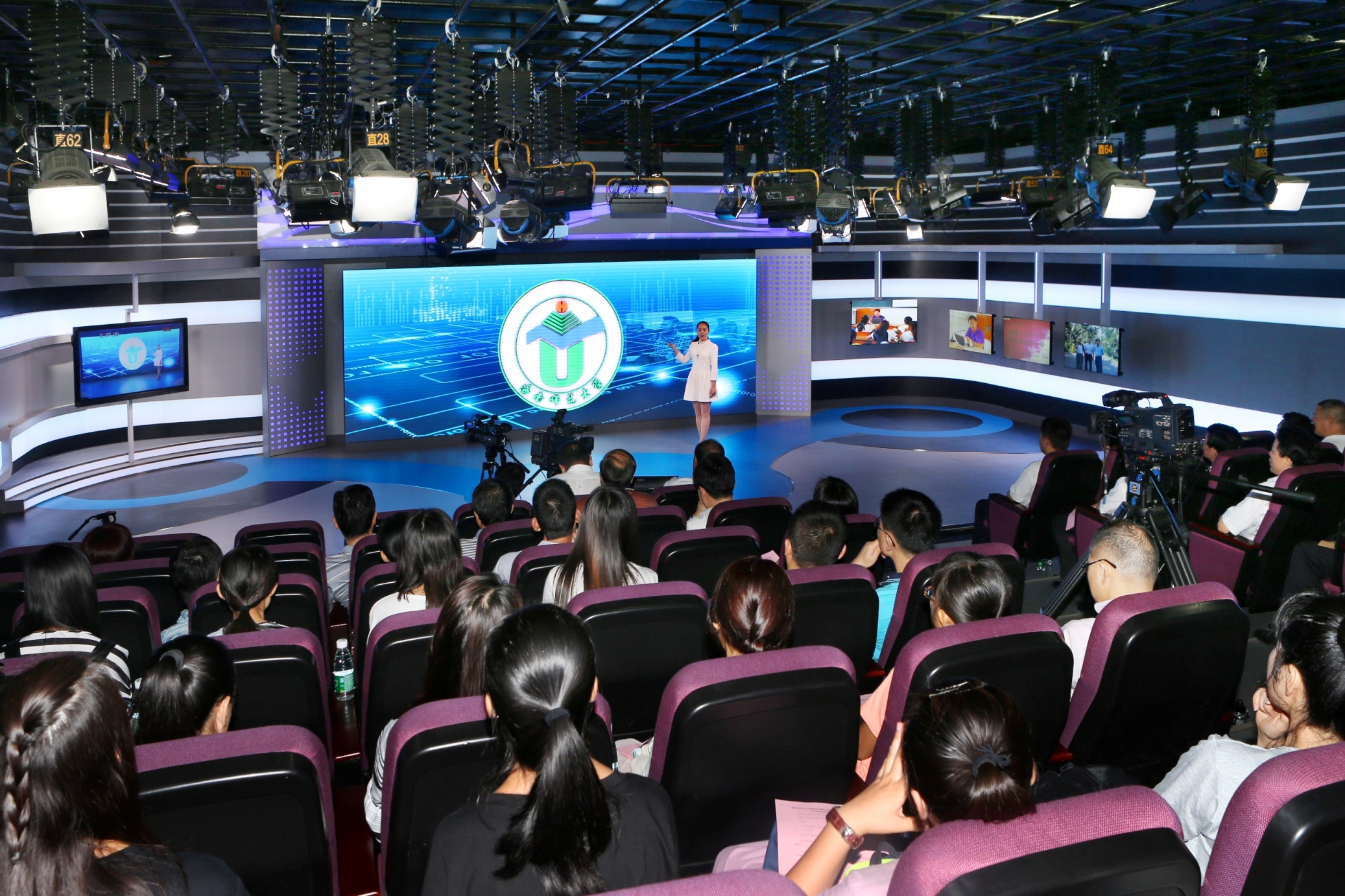 我校新闻传播与影视学院揭牌 省委常委许俊出席 常辅棠任名誉院长