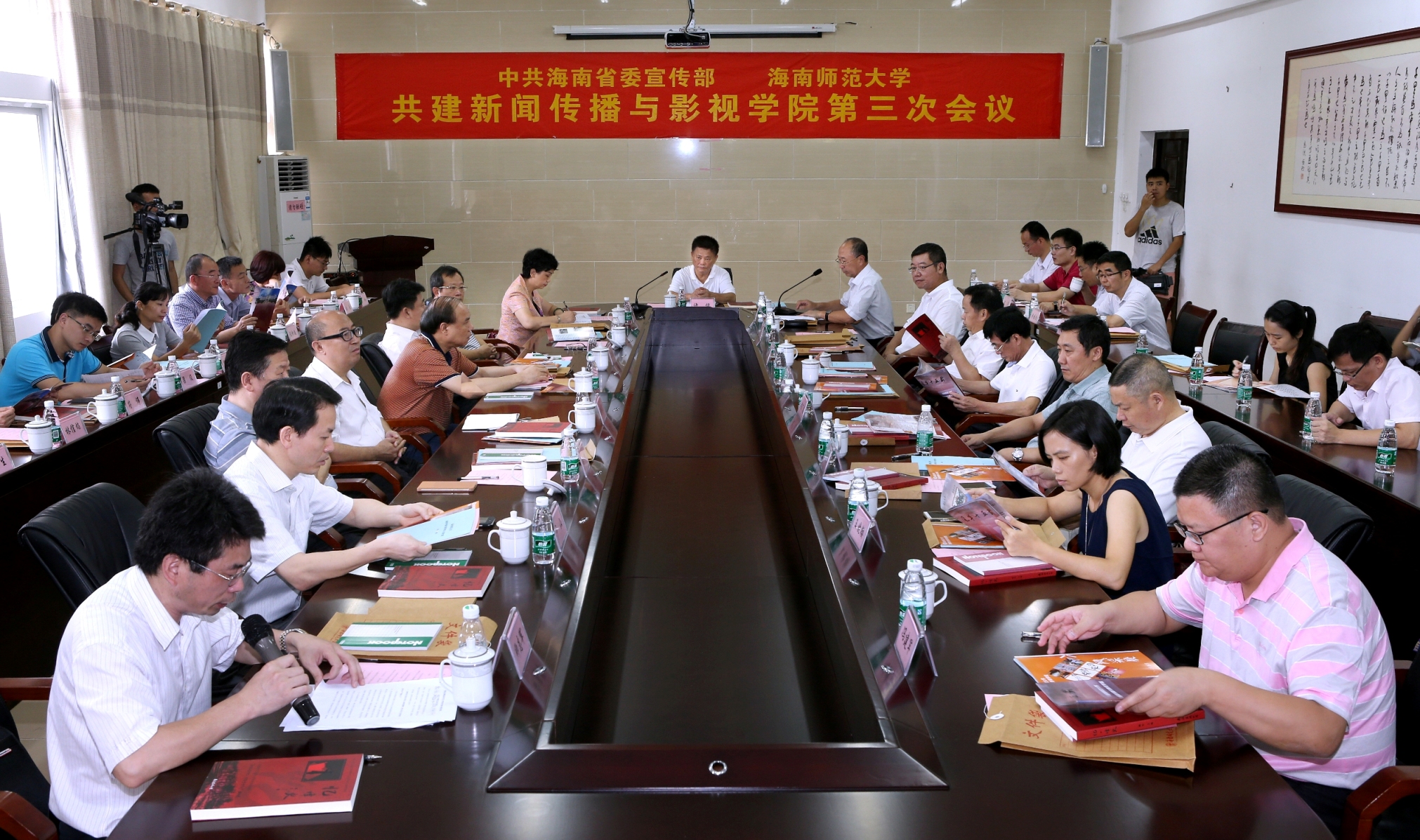 我校新闻传播与影视学院揭牌 省委常委许俊出席 常辅棠任名誉院长