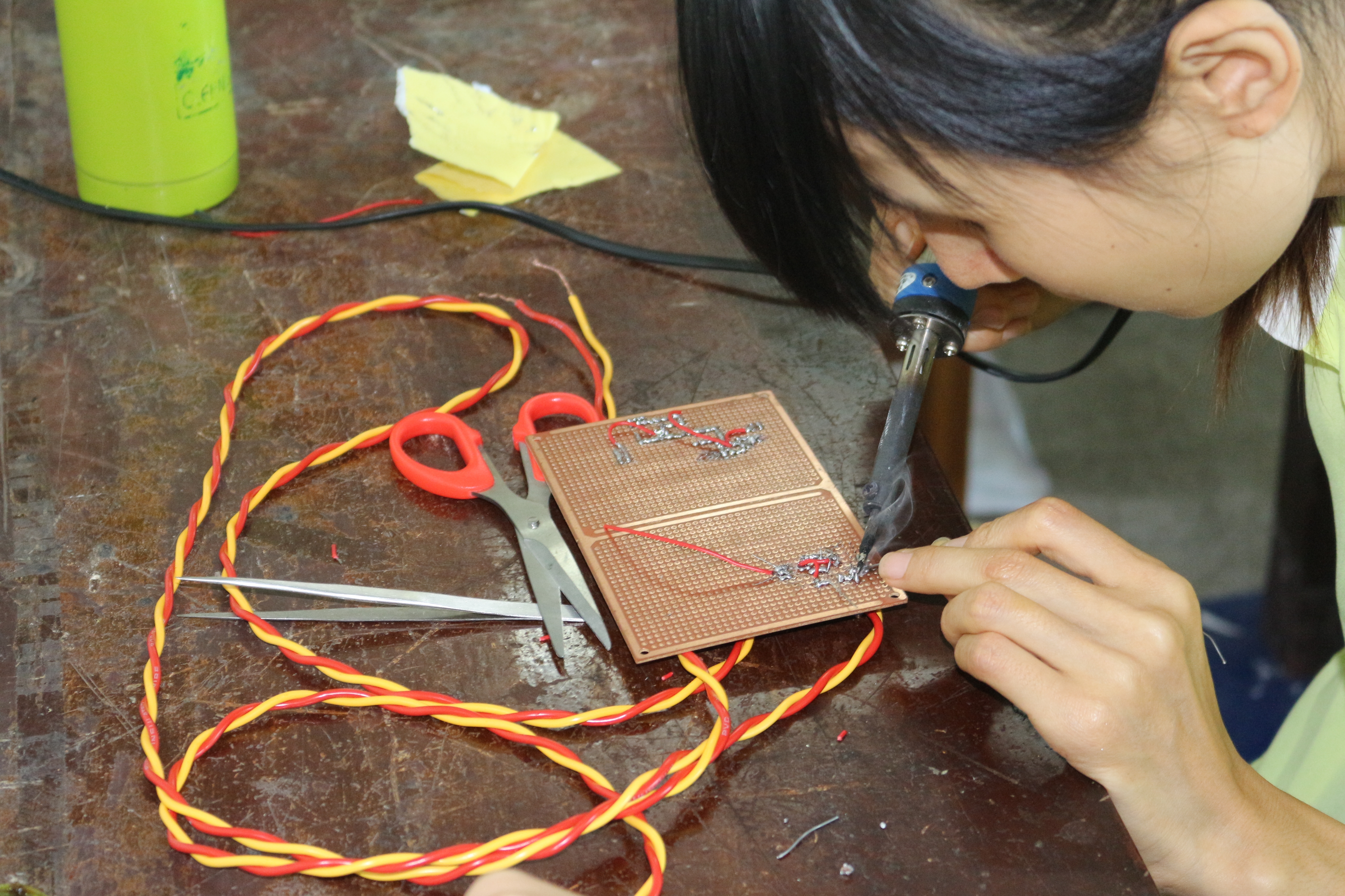 电子设计的盛会――记物电学院海南省大学生电子设计竞赛“NI”杯 