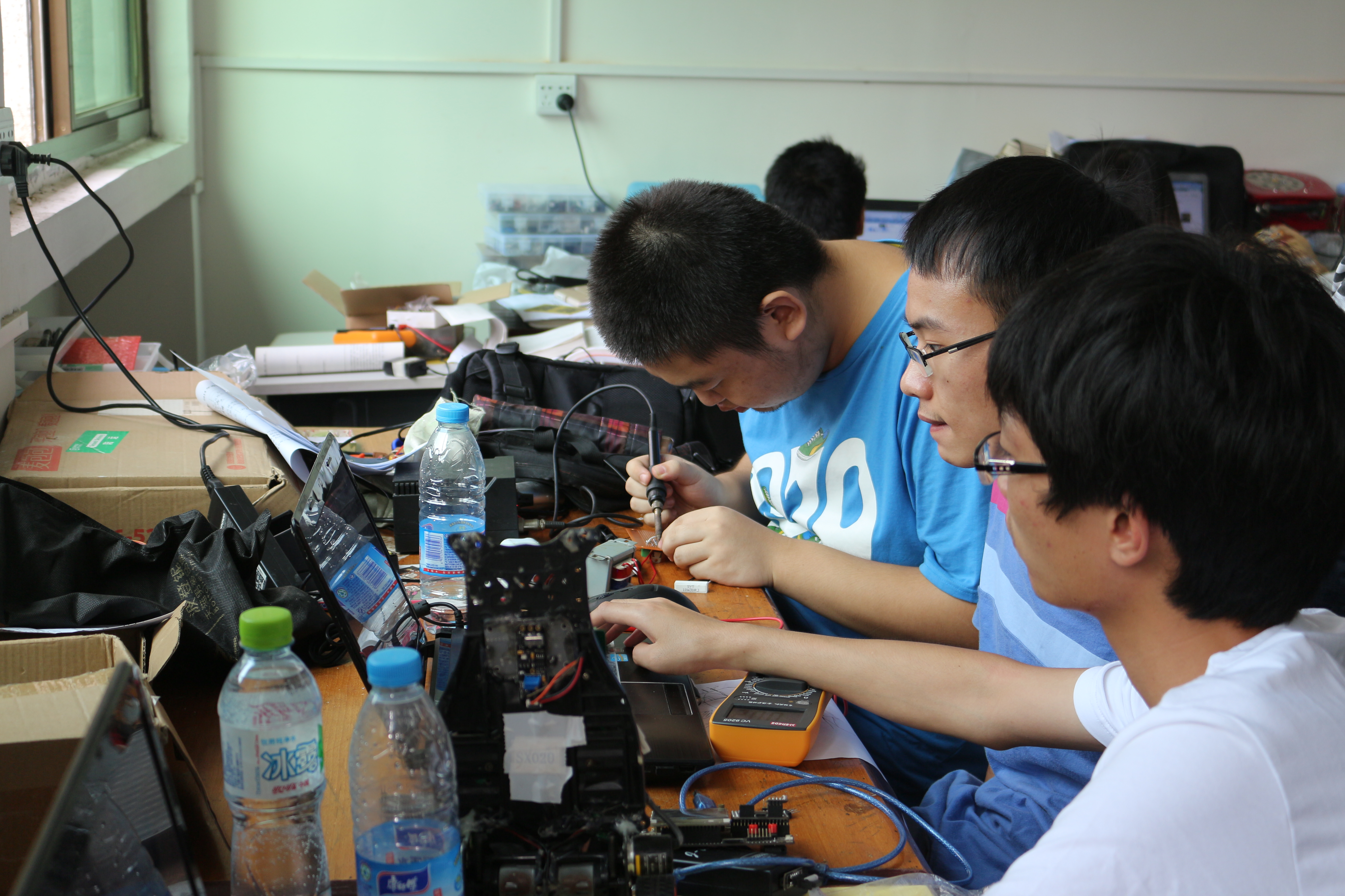 电子设计的盛会――记物电学院海南省大学生电子设计竞赛“NI”杯 