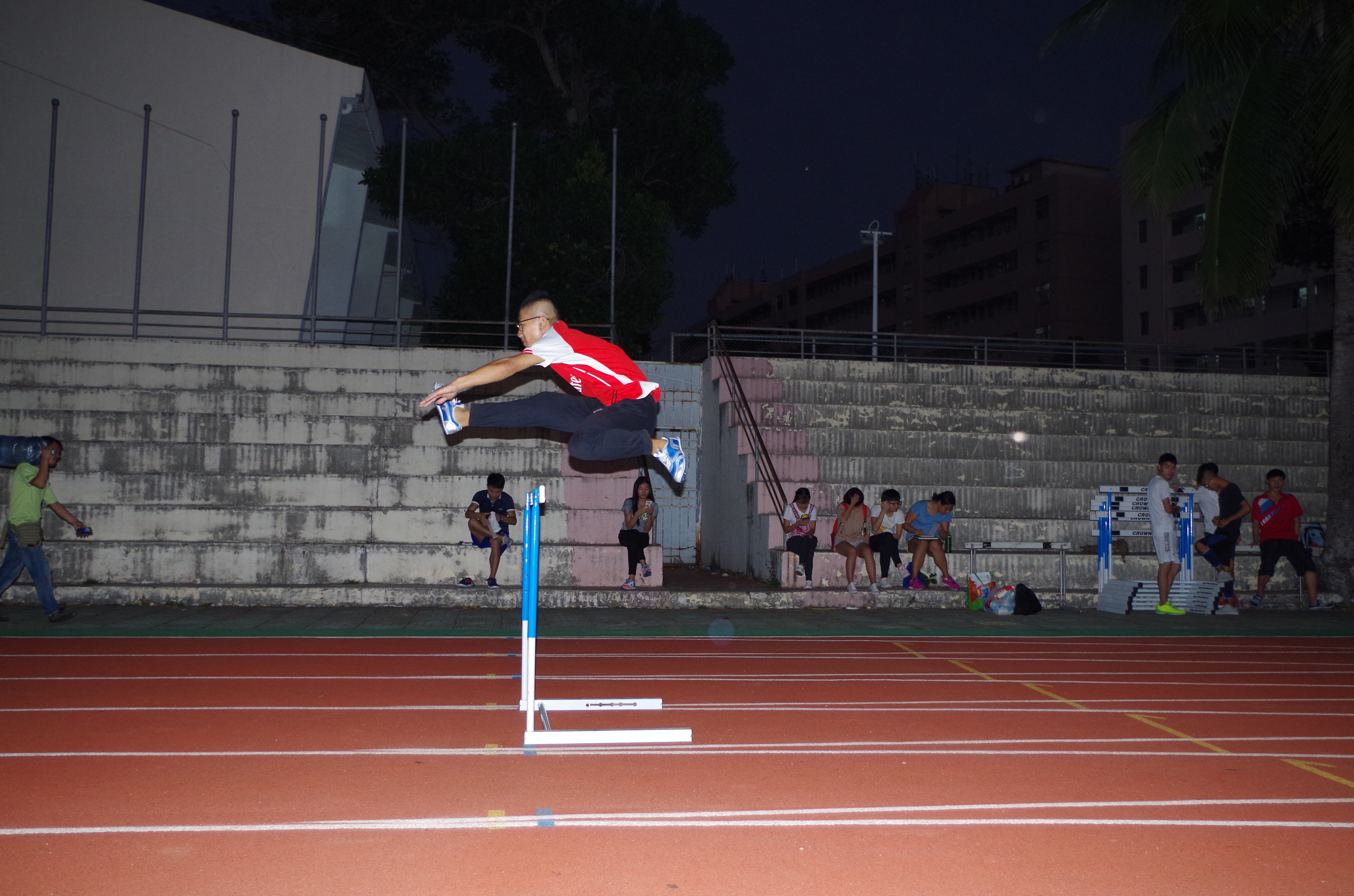 激情飞扬 剑指穹苍―记地理与旅游学院校运会赛前训练