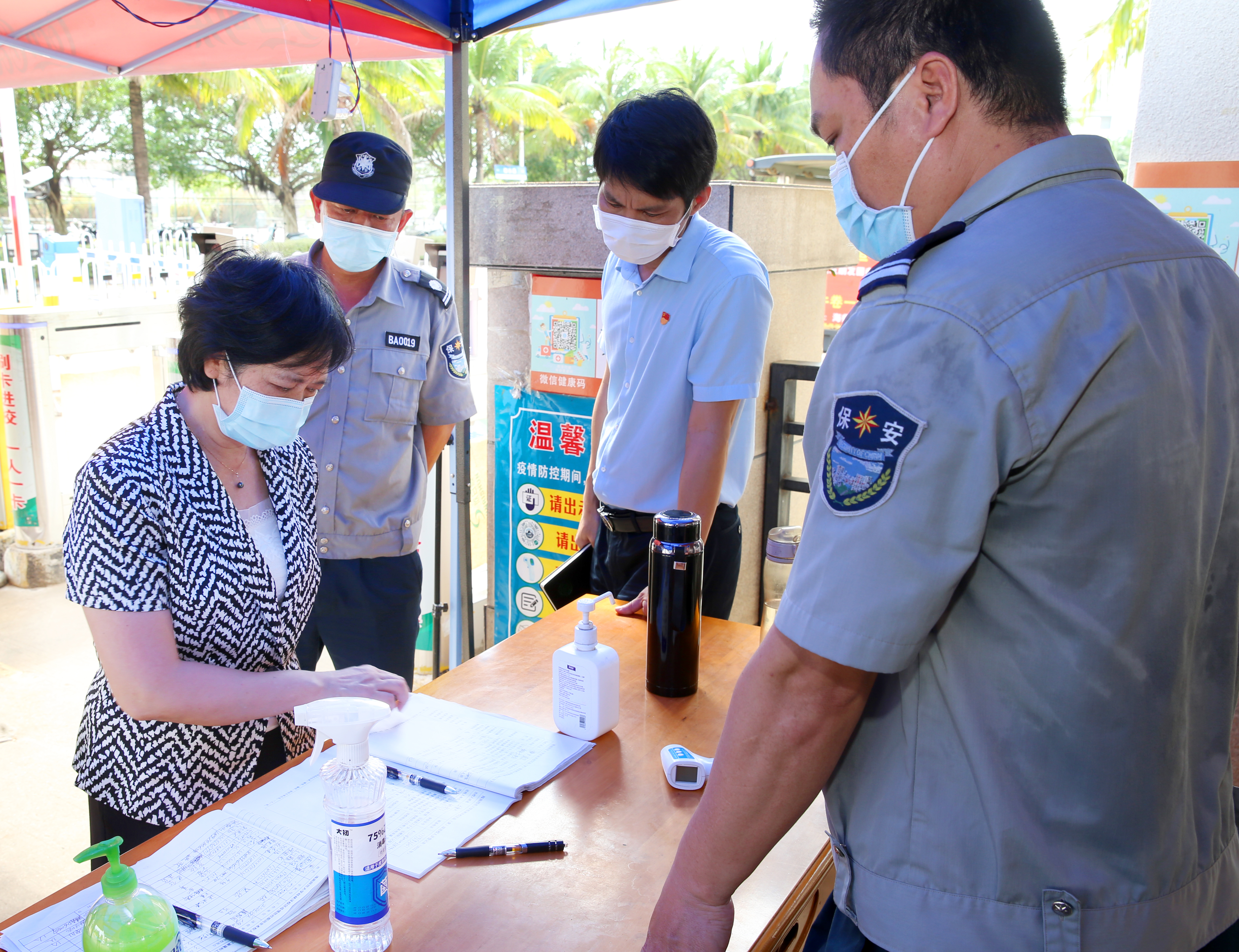 校领导巡查我校疫情防控工作