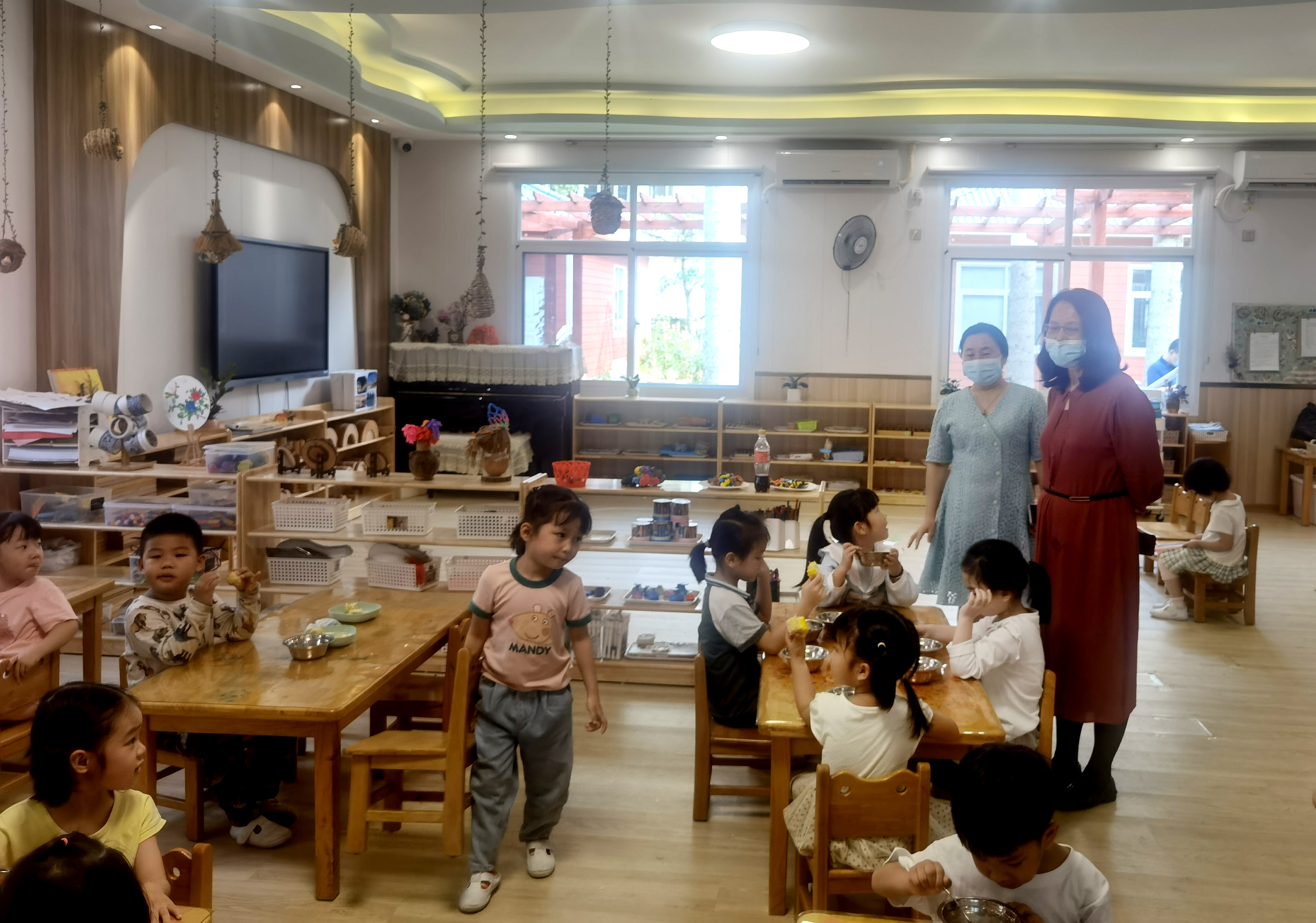 校领导巡查我校疫情防控工作