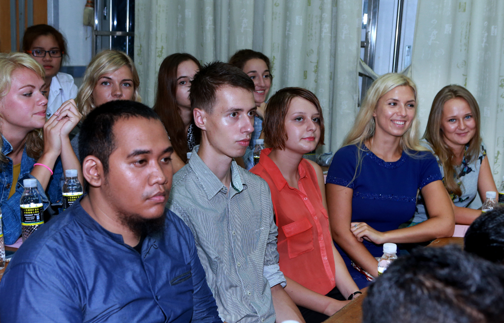 我校举行2015级新生开学典礼