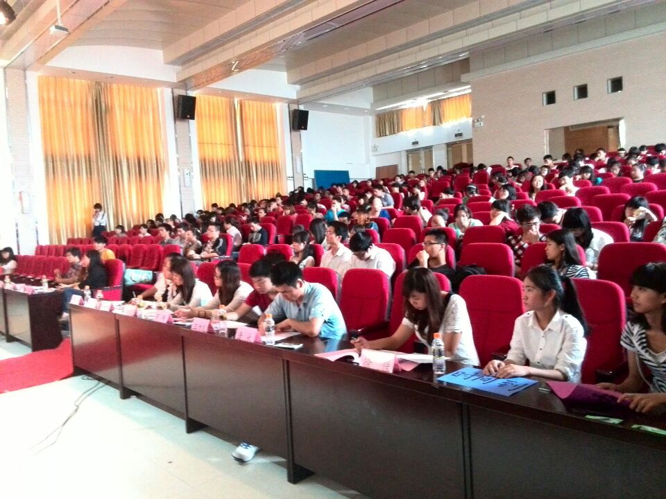 唇舌相击，谁主沉浮——记海南师范大学“海师四季”辩论赛