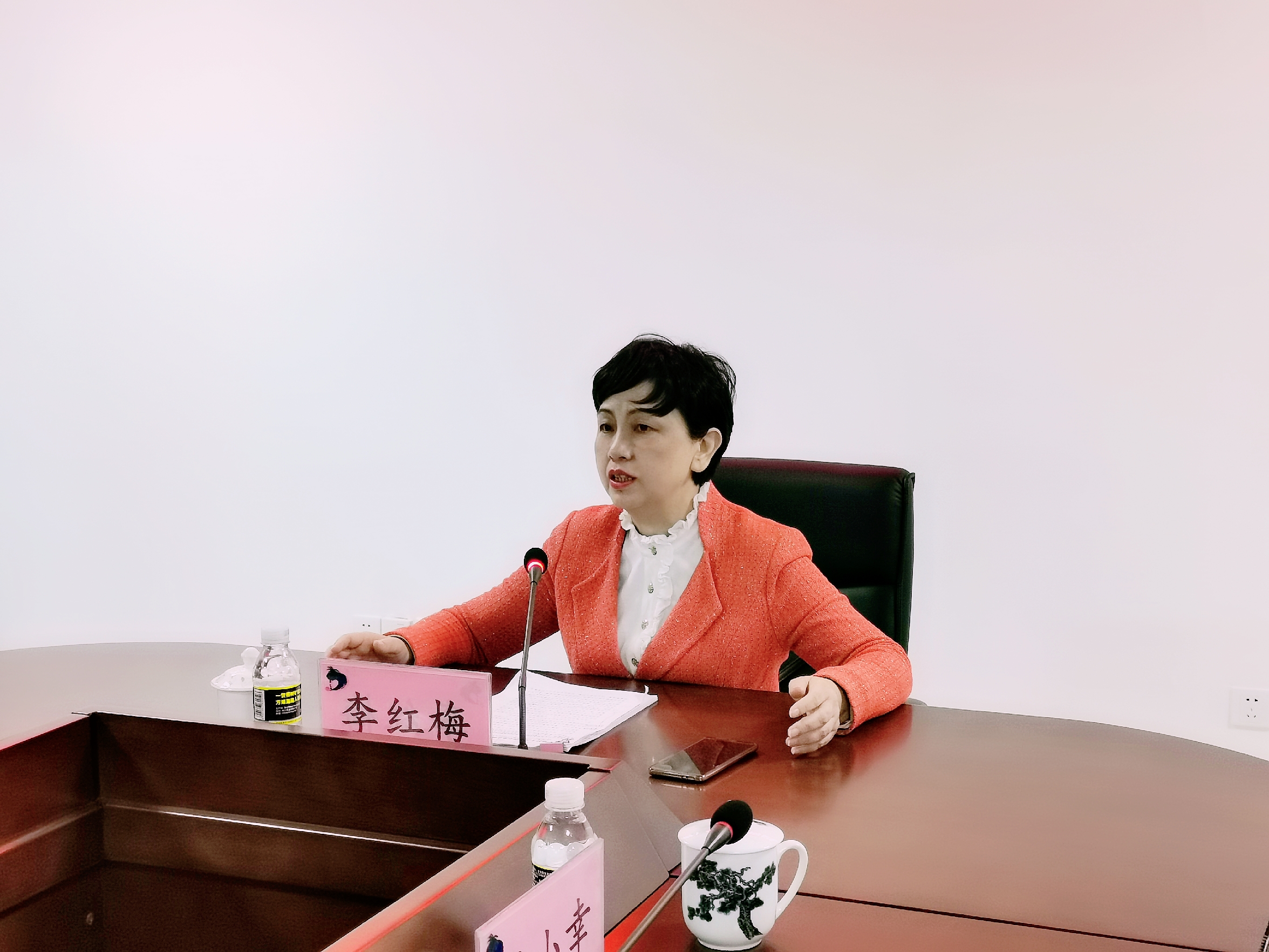 校党委书记李红梅在省档案局宣讲十九届四中全会精神