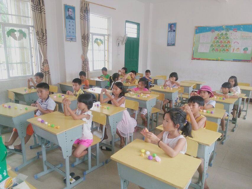 青年之声·文学院学子爱心支教 走进万宁曲冲村小学