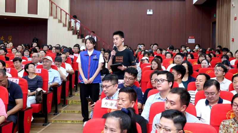 李肇星受聘海南师范大学名誉教授并做专题讲座