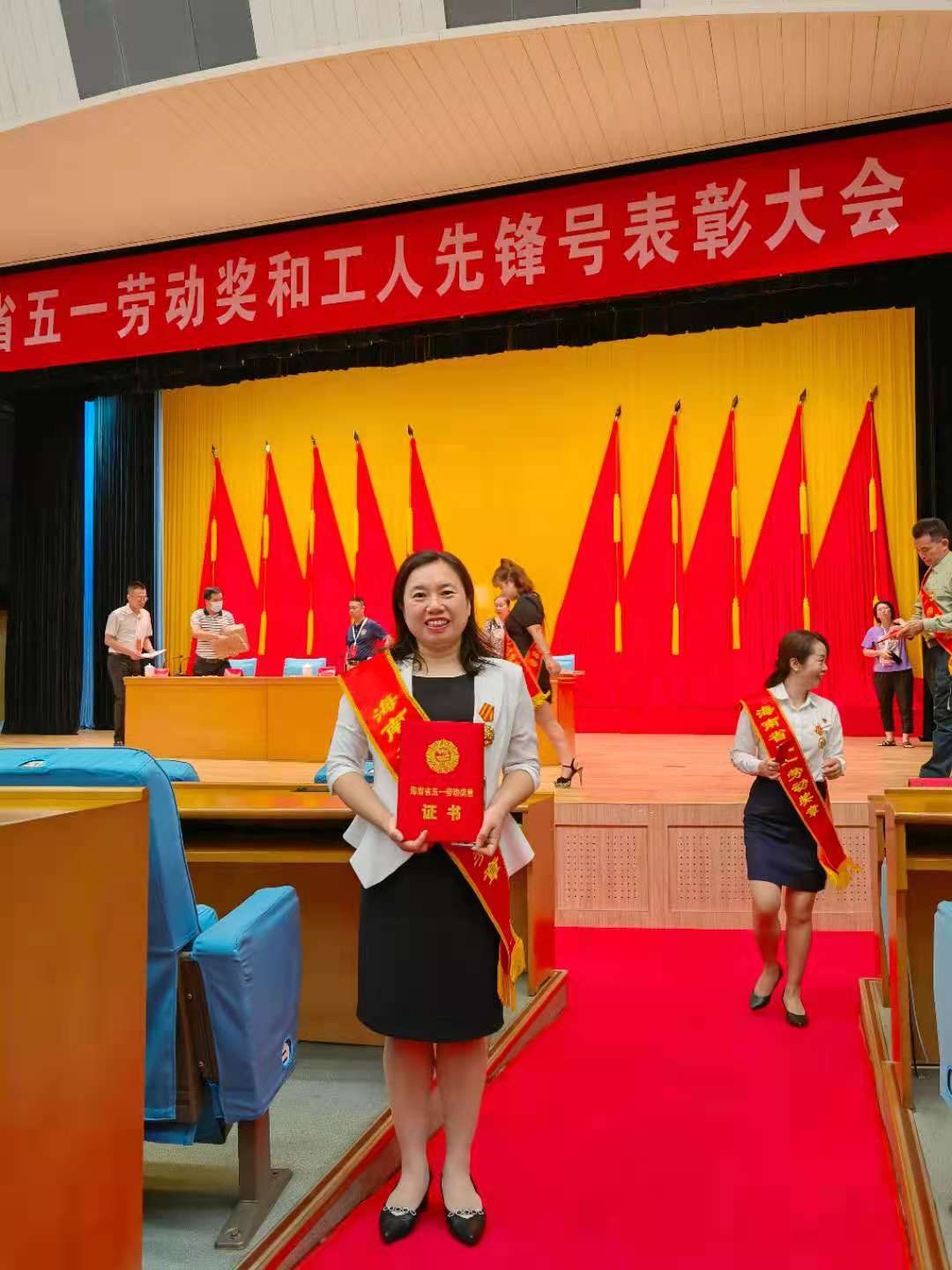 丁金霞荣获海南省五一劳动奖章