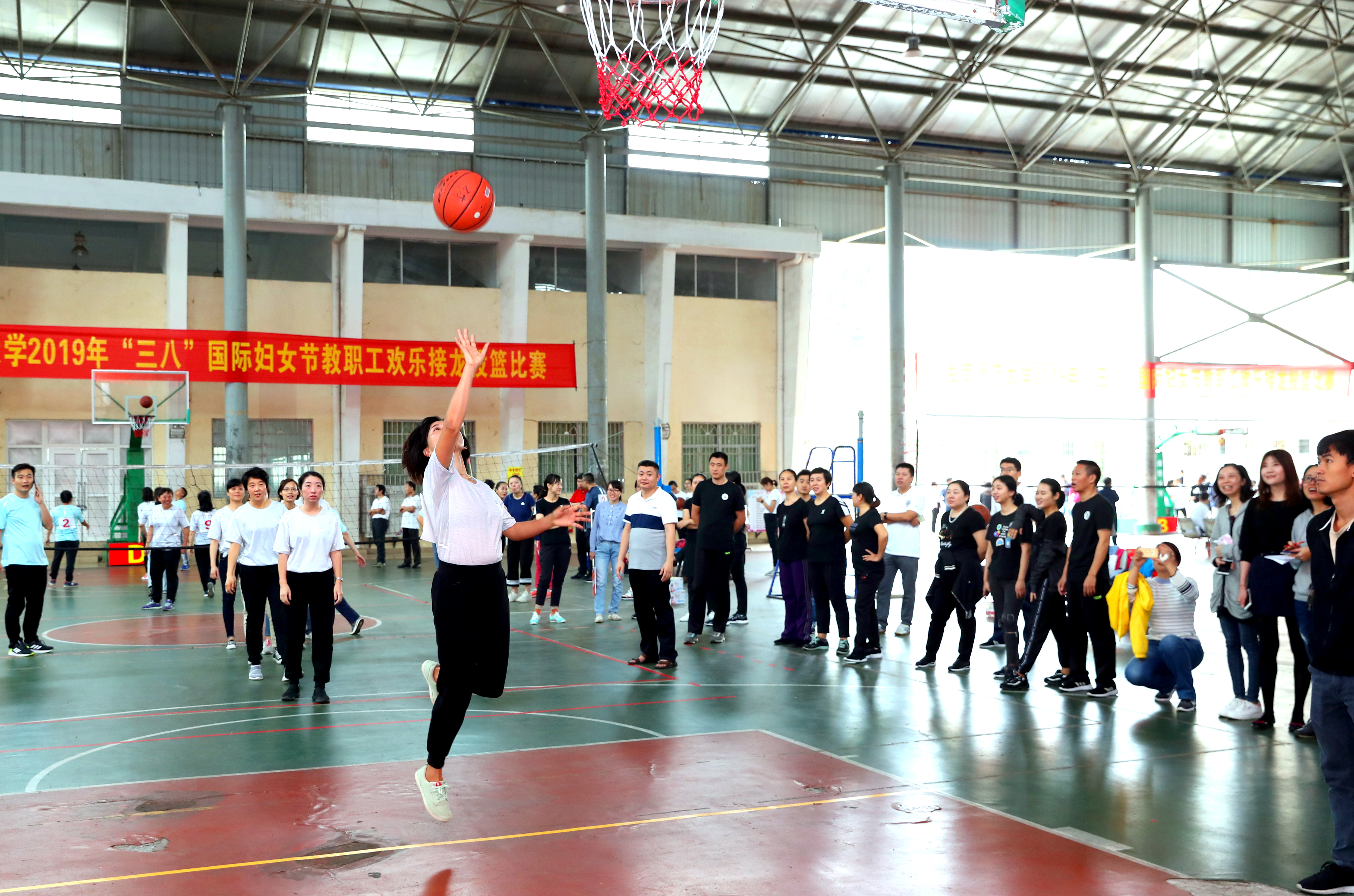 我校举办“三八”妇女节教职工欢乐接龙投篮比赛