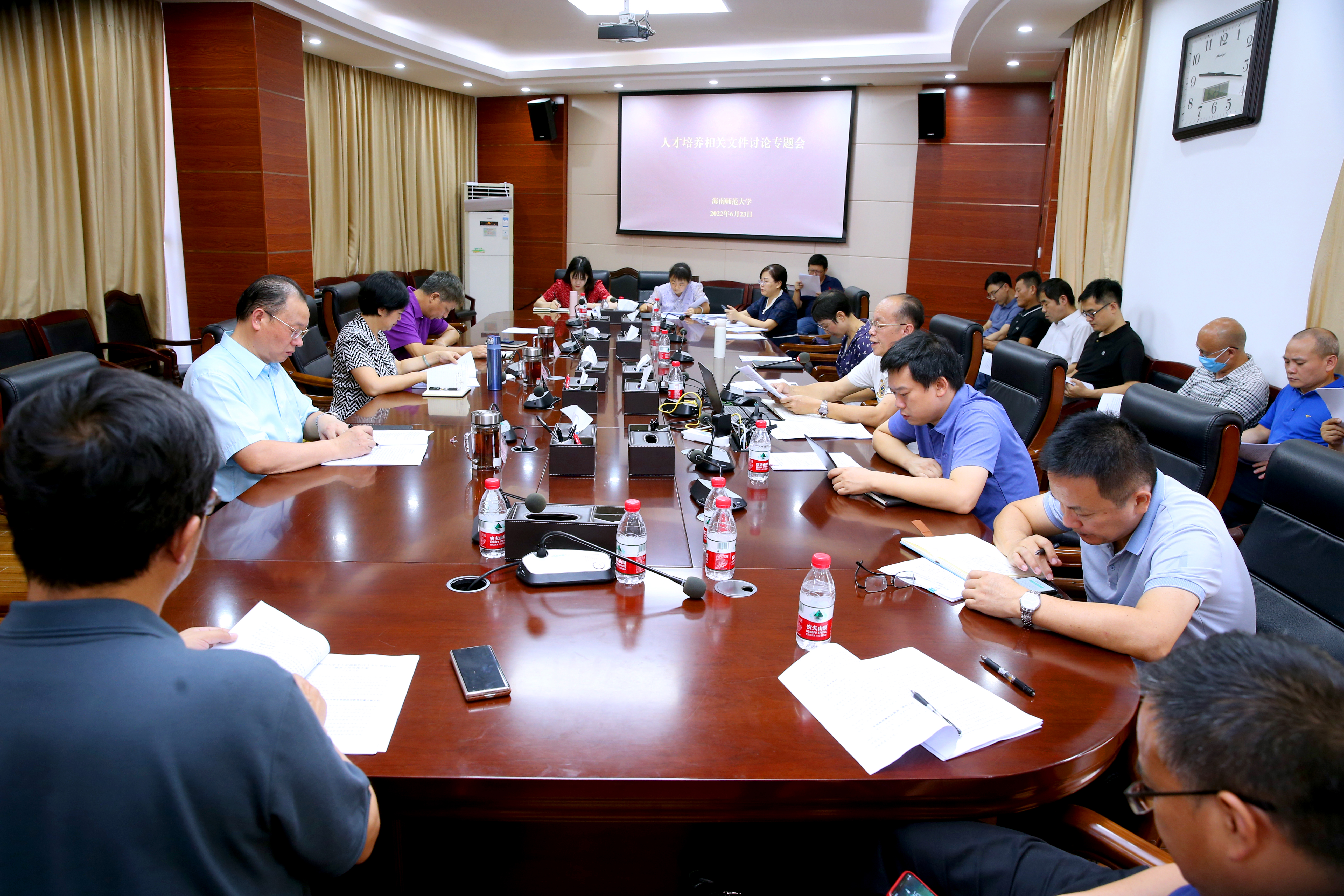 学校召开人才培养相关文件讨论专题会