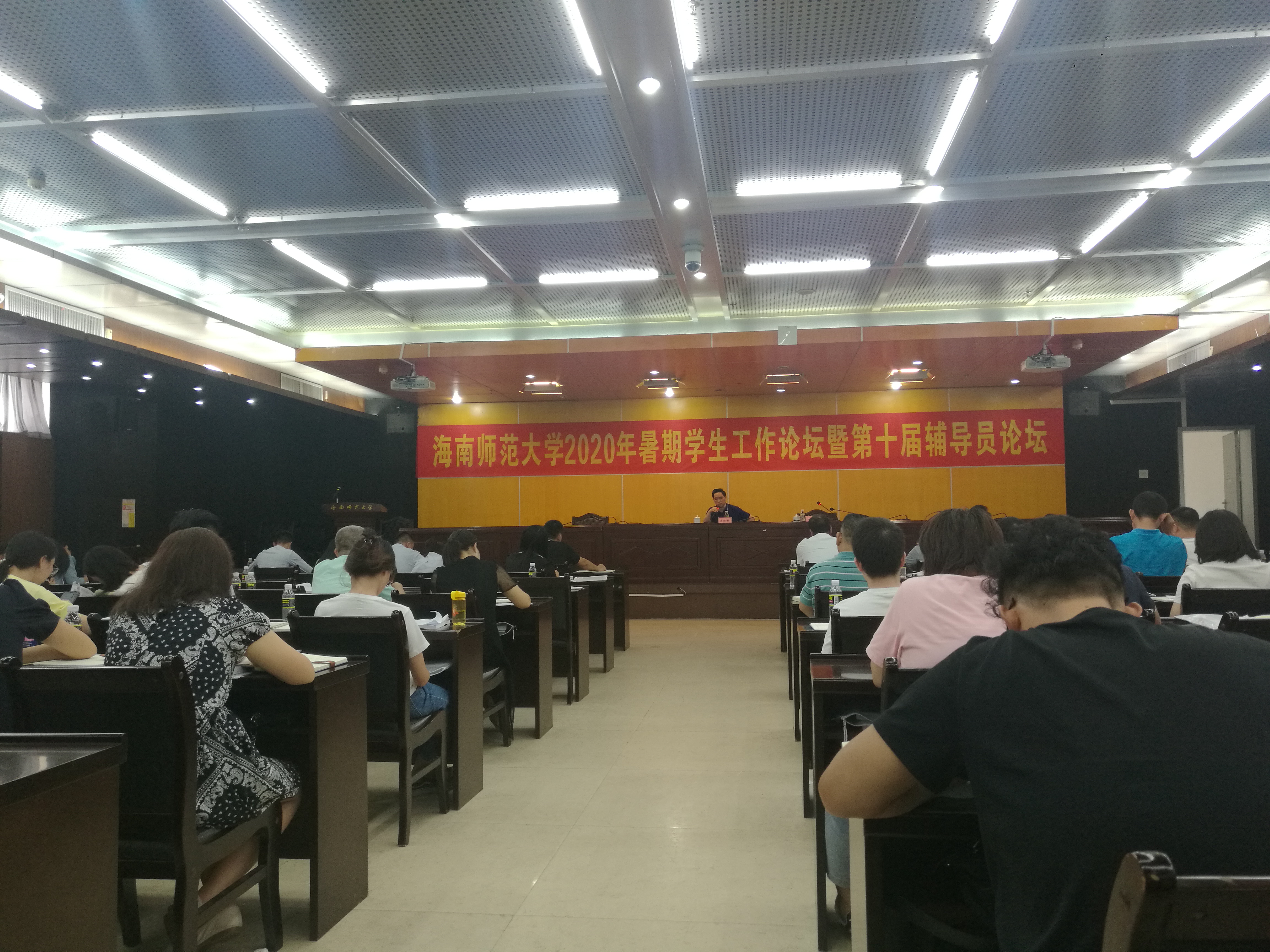 海南省教育厅党委专职副书记吕治国来我校做思想政治工作专题报告
