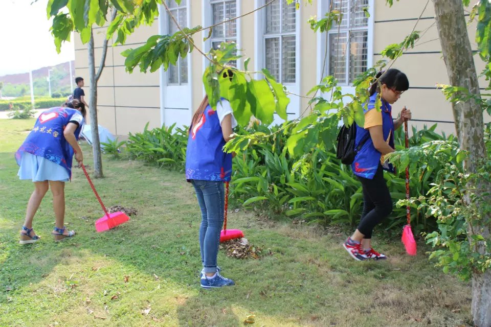    整洁校园在你我，靓丽环境送大家   ―― 记政法学院公共楼清扫活动