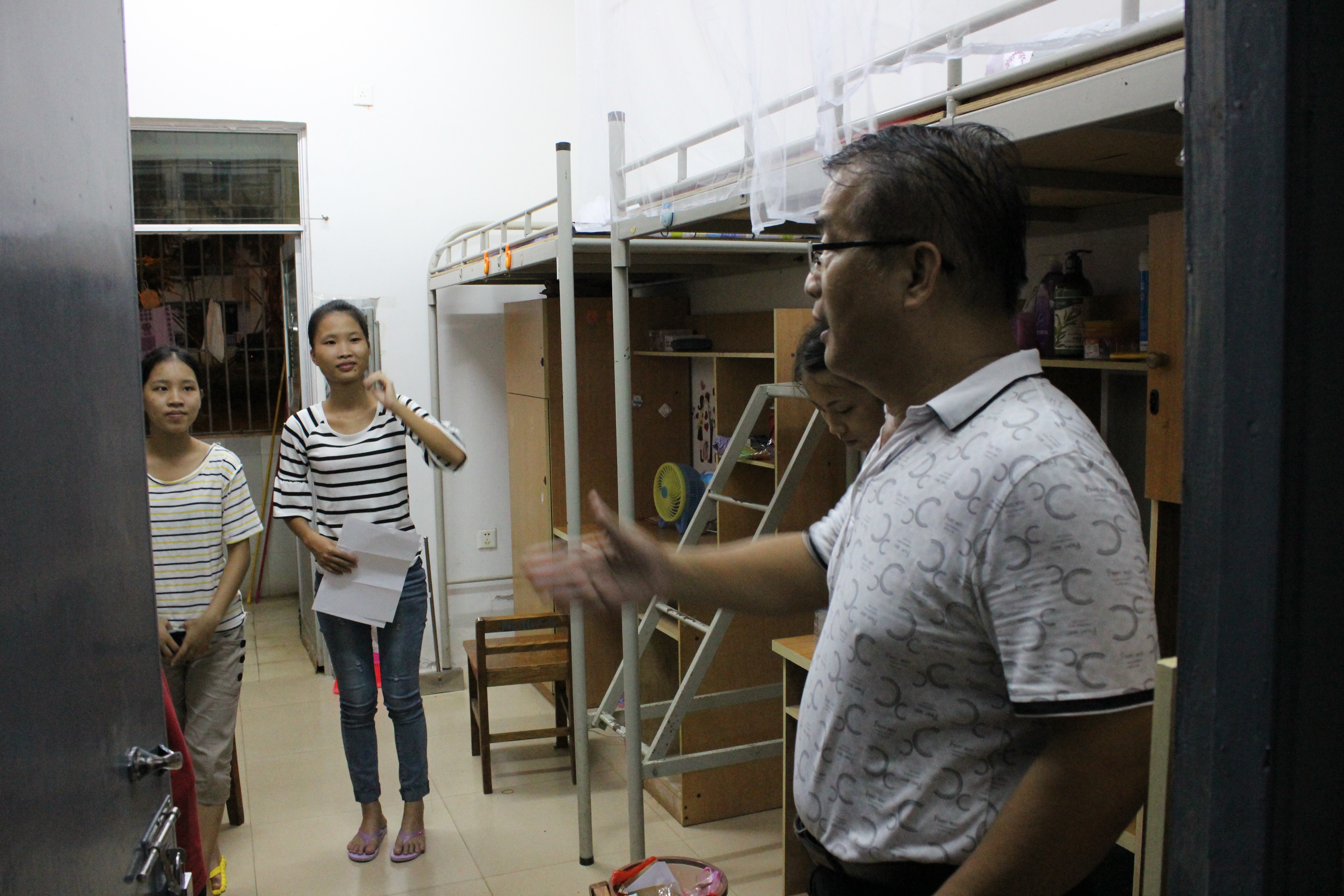 关怀送宿舍，真情满外院――外国语学院走访新生宿舍