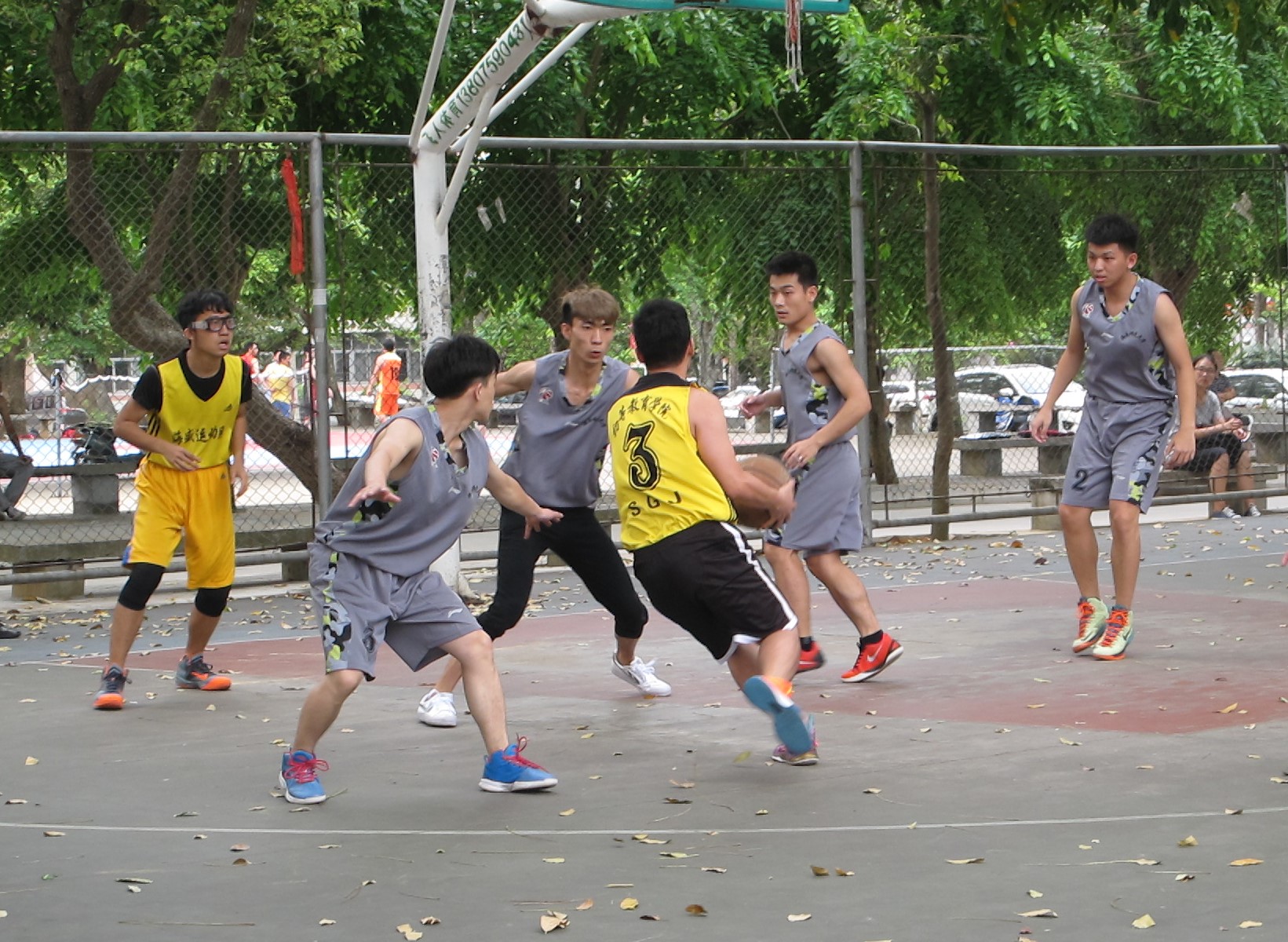 挥汗赛场 追忆青春――记初等教育学院“欢送杯”比赛