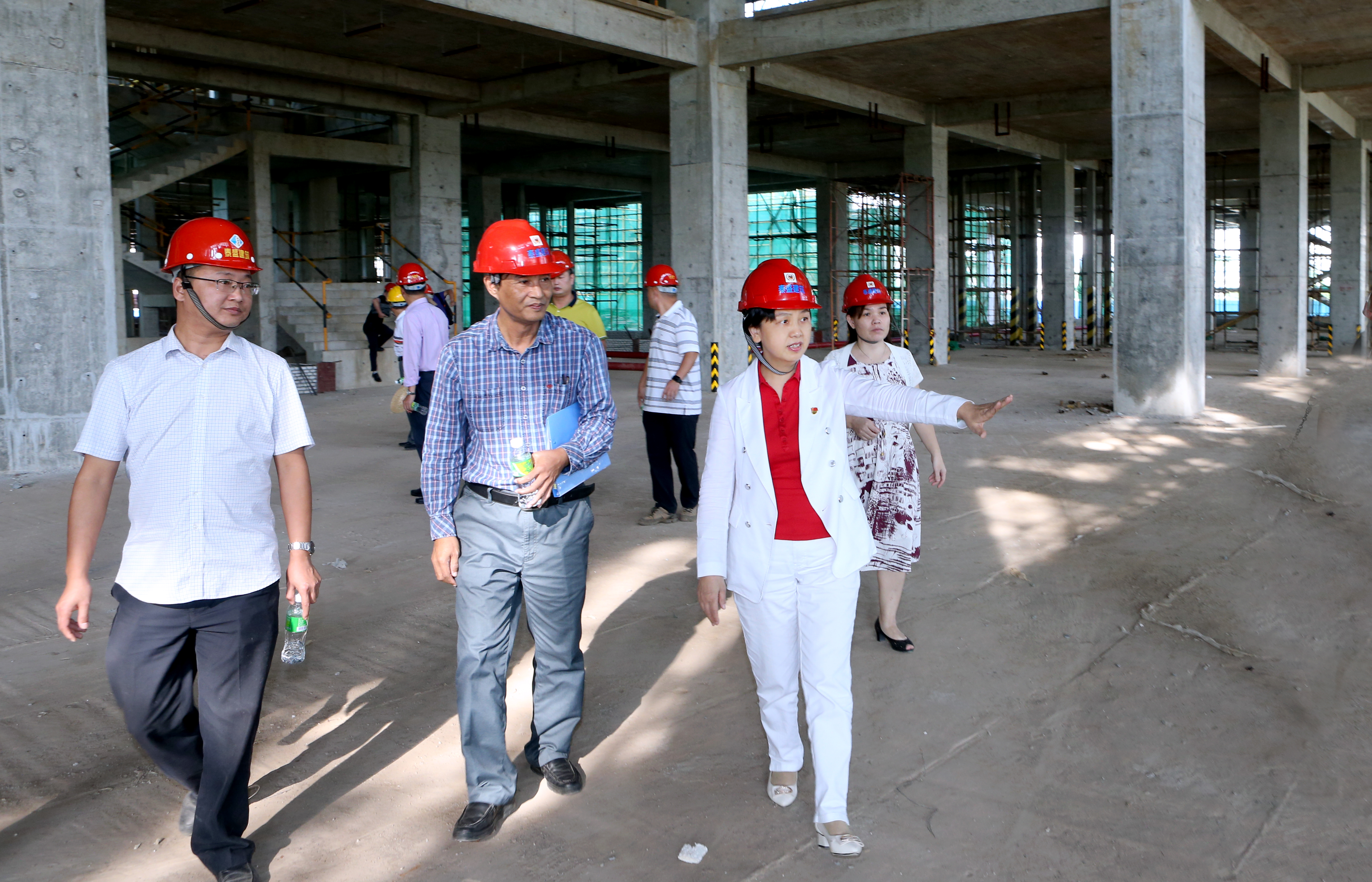 李红梅书记视察桂林洋校区图书馆和主校道工地