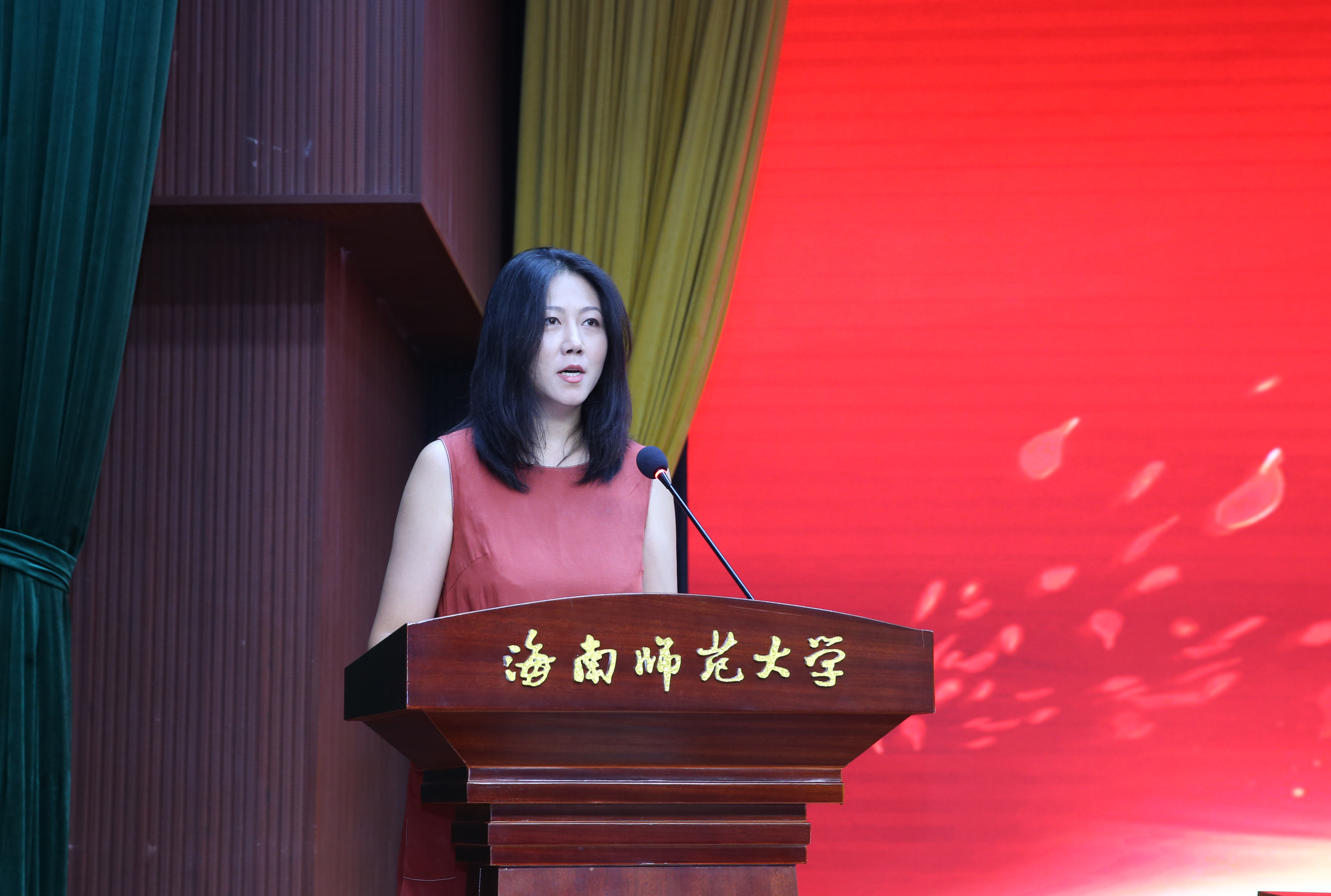 我校举行“园丁奖”表彰大会庆祝第36个教师节