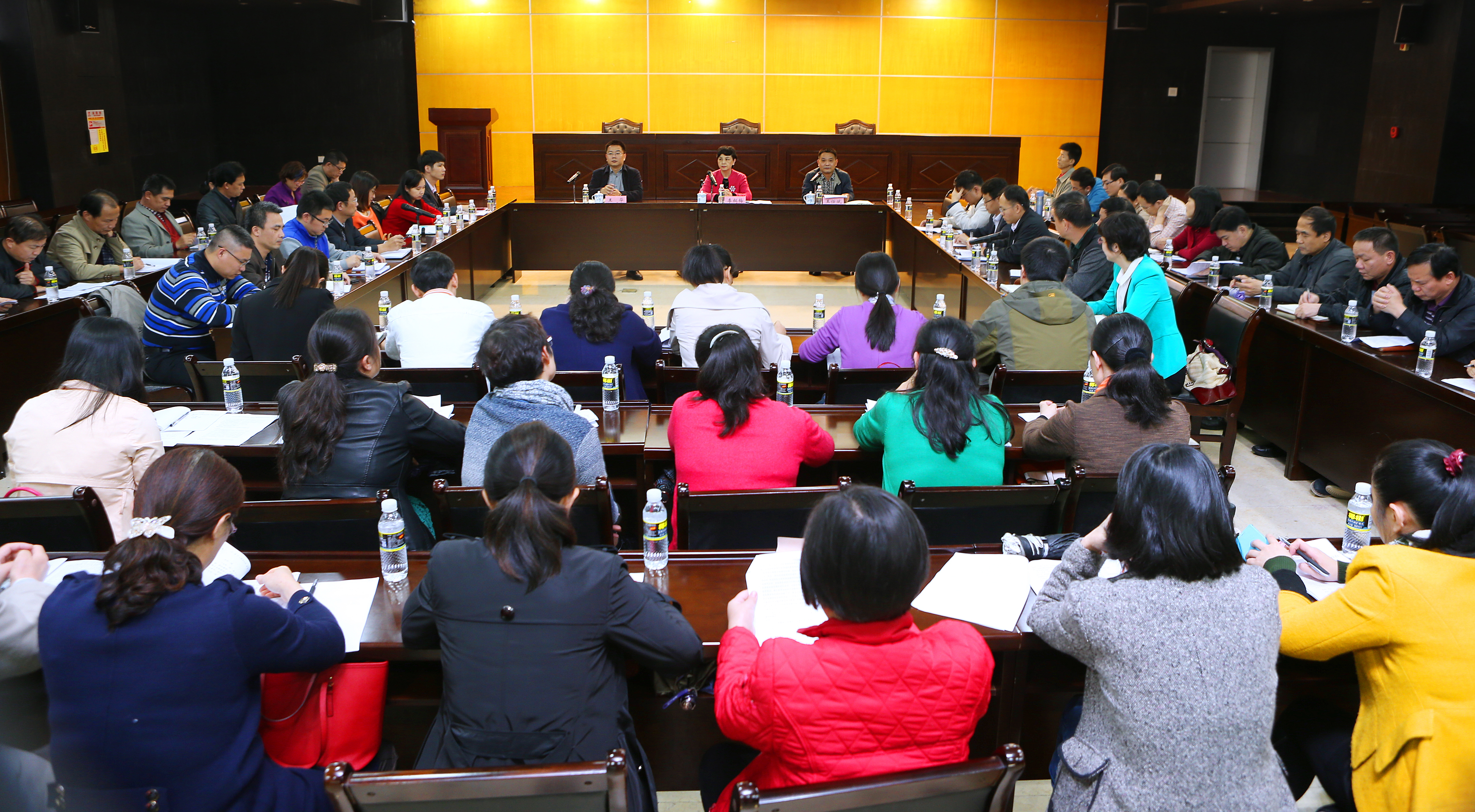  我校召开科级干部学习全国“两会”精神座谈会