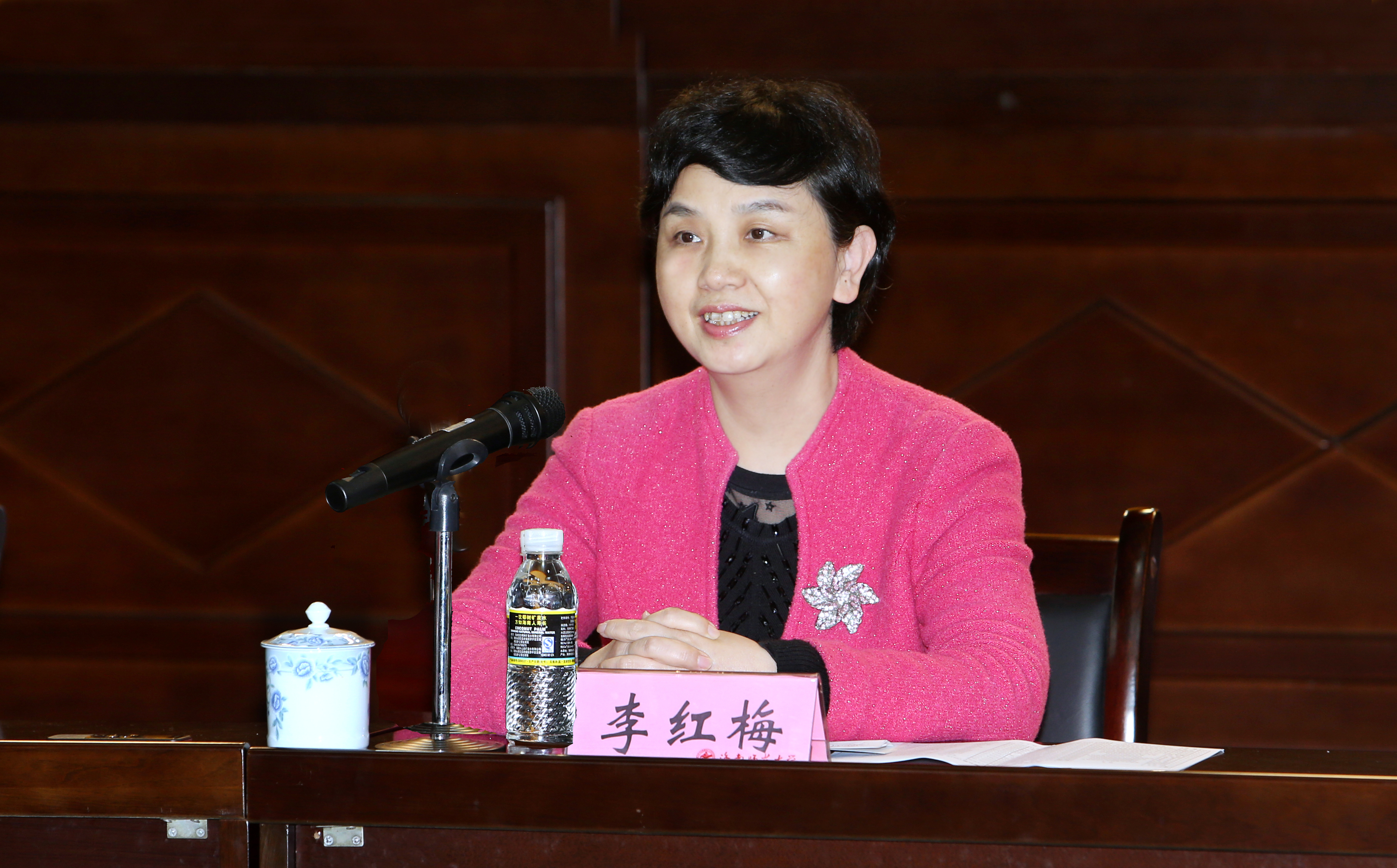  我校召开科级干部学习全国“两会”精神座谈会