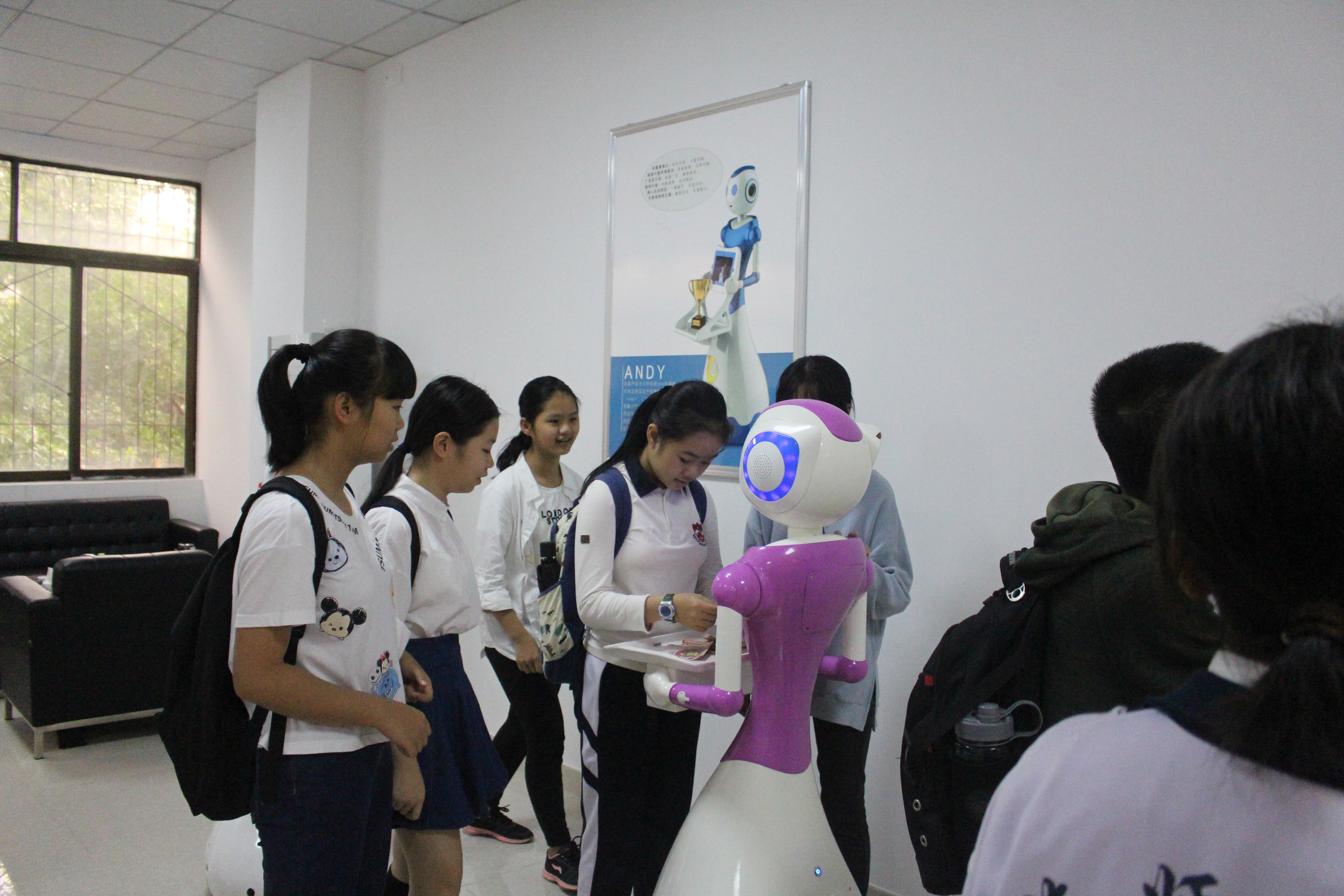 青年之声﹒品学术之醇香，赏科技之宽广--记物理与电子工程学院小闪电志海师附中志愿服