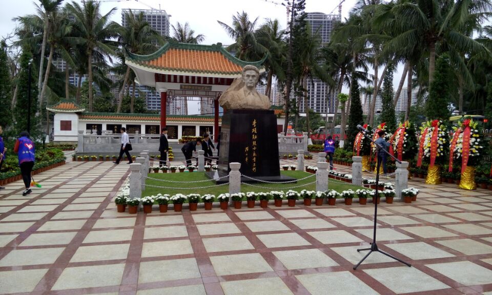热血丰碑  浩气长存――记地理与旅游学院李硕勋纪念亭缅怀先烈活动