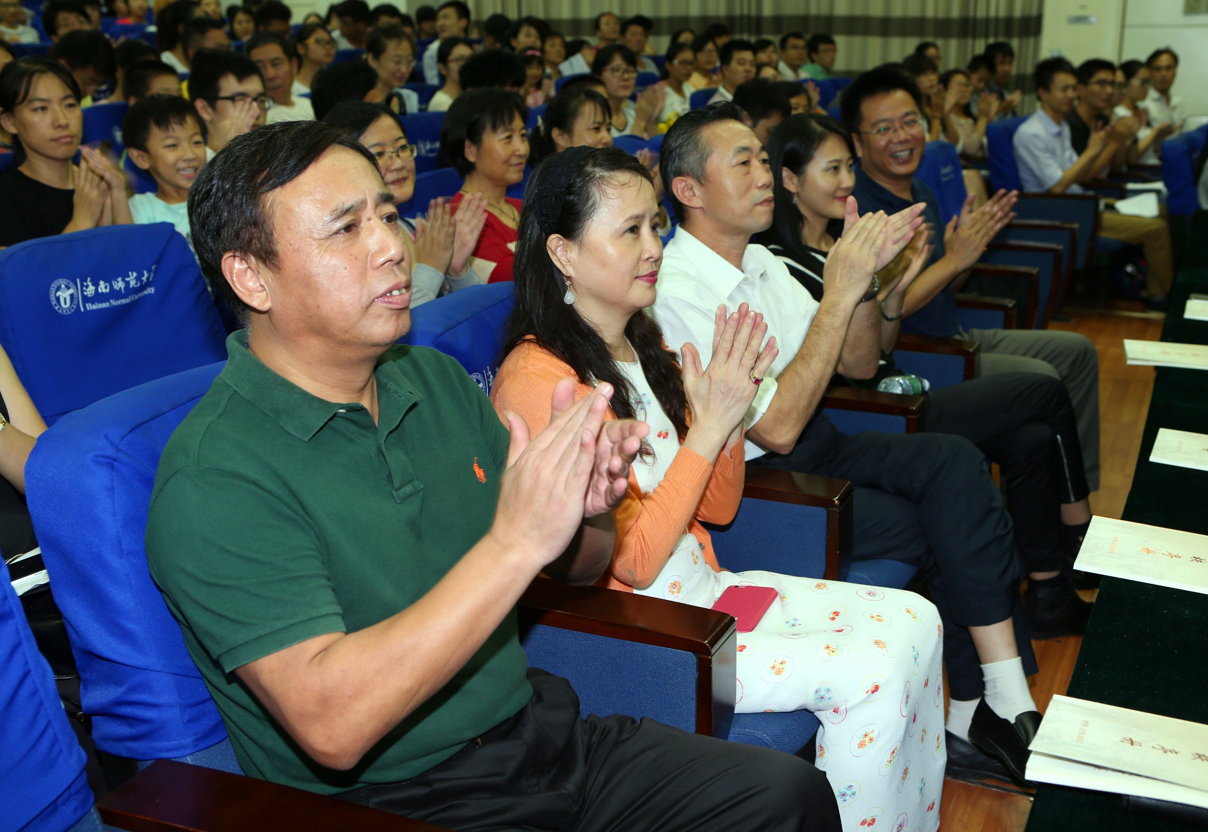 中戏到我校演出话剧《拿箱子的人》