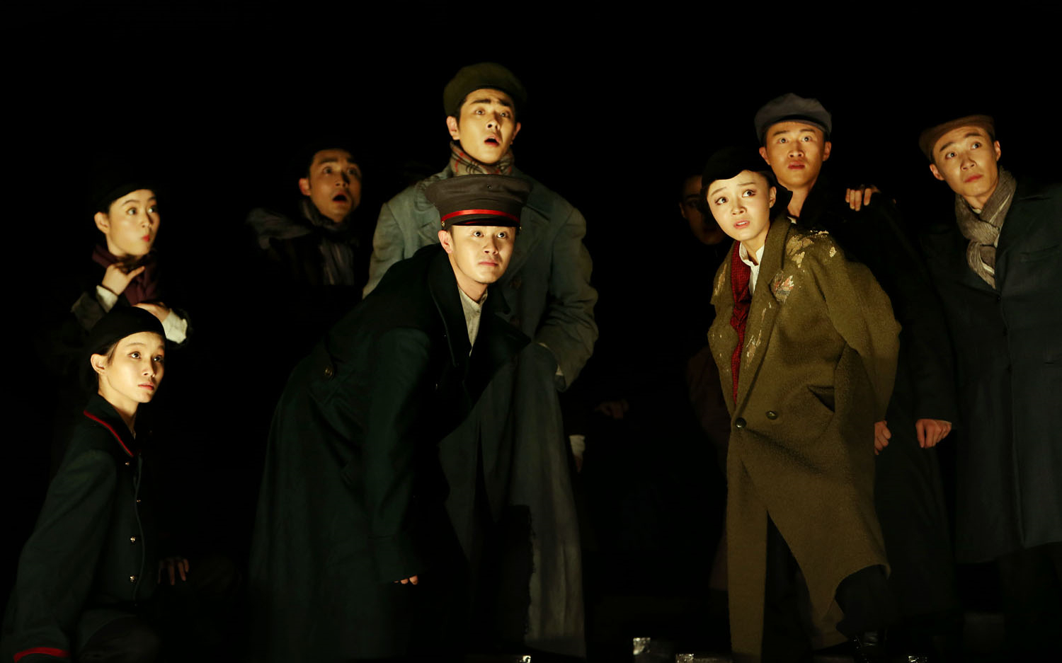 中戏到我校演出话剧《拿箱子的人》