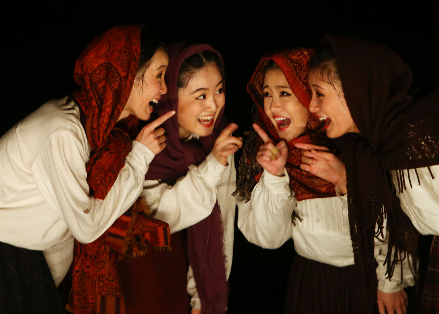 中戏到我校演出话剧《拿箱子的人》