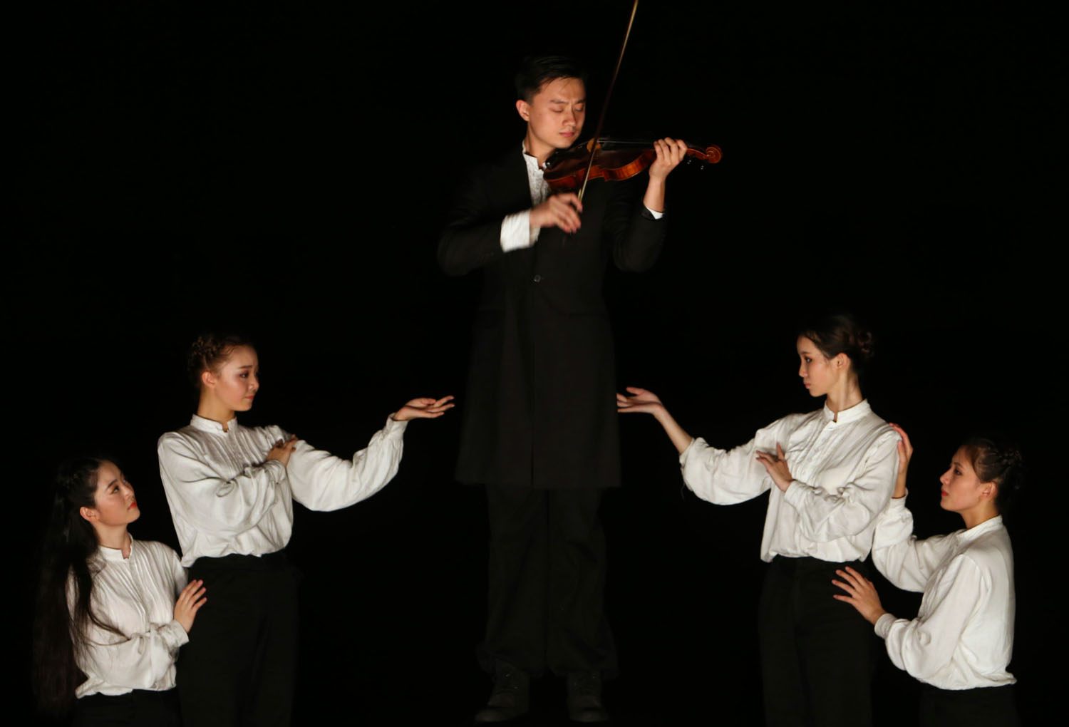 中戏到我校演出话剧《拿箱子的人》