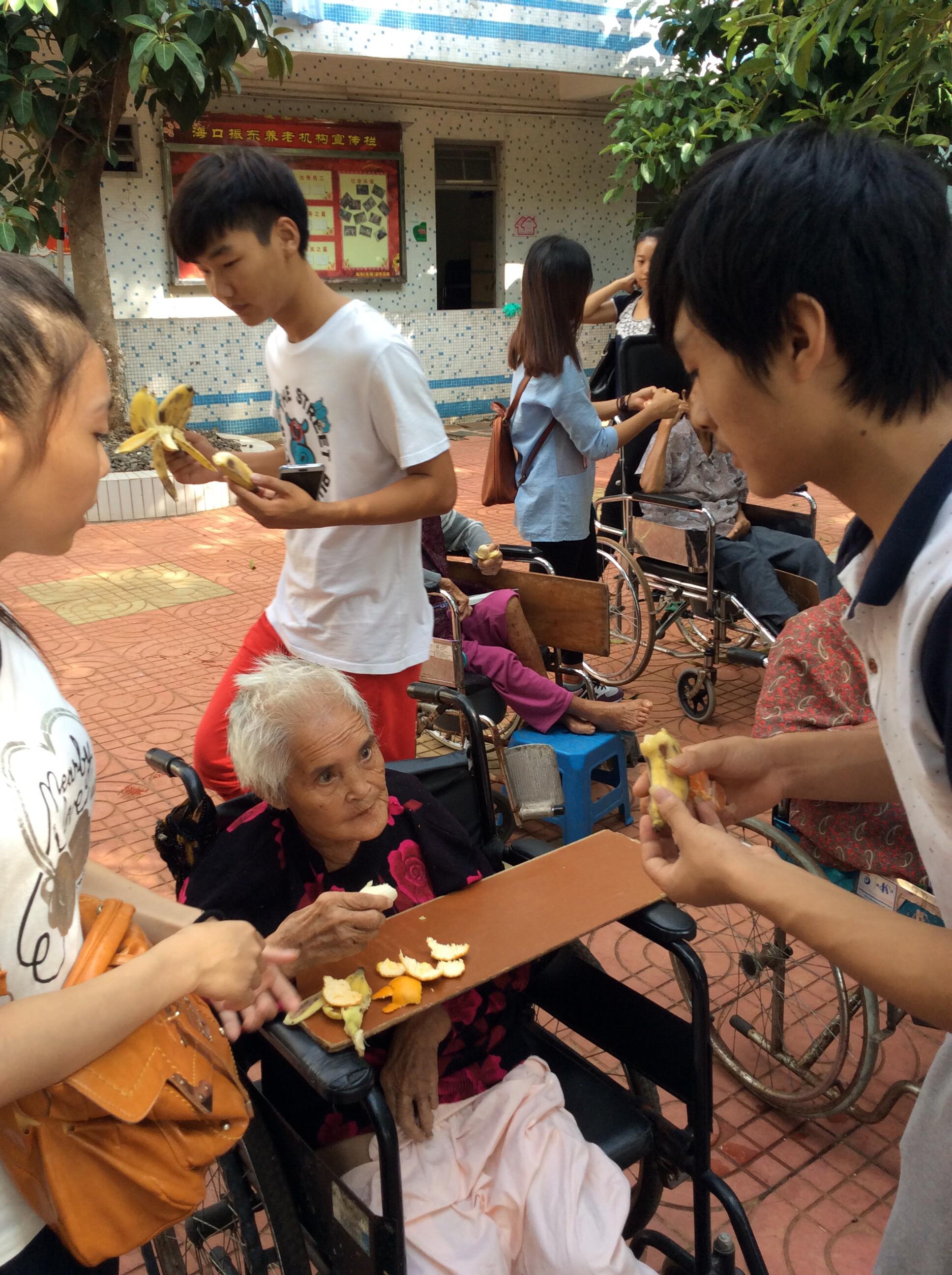 音乐学院2014级舞蹈班团支部走进振东老年公寓