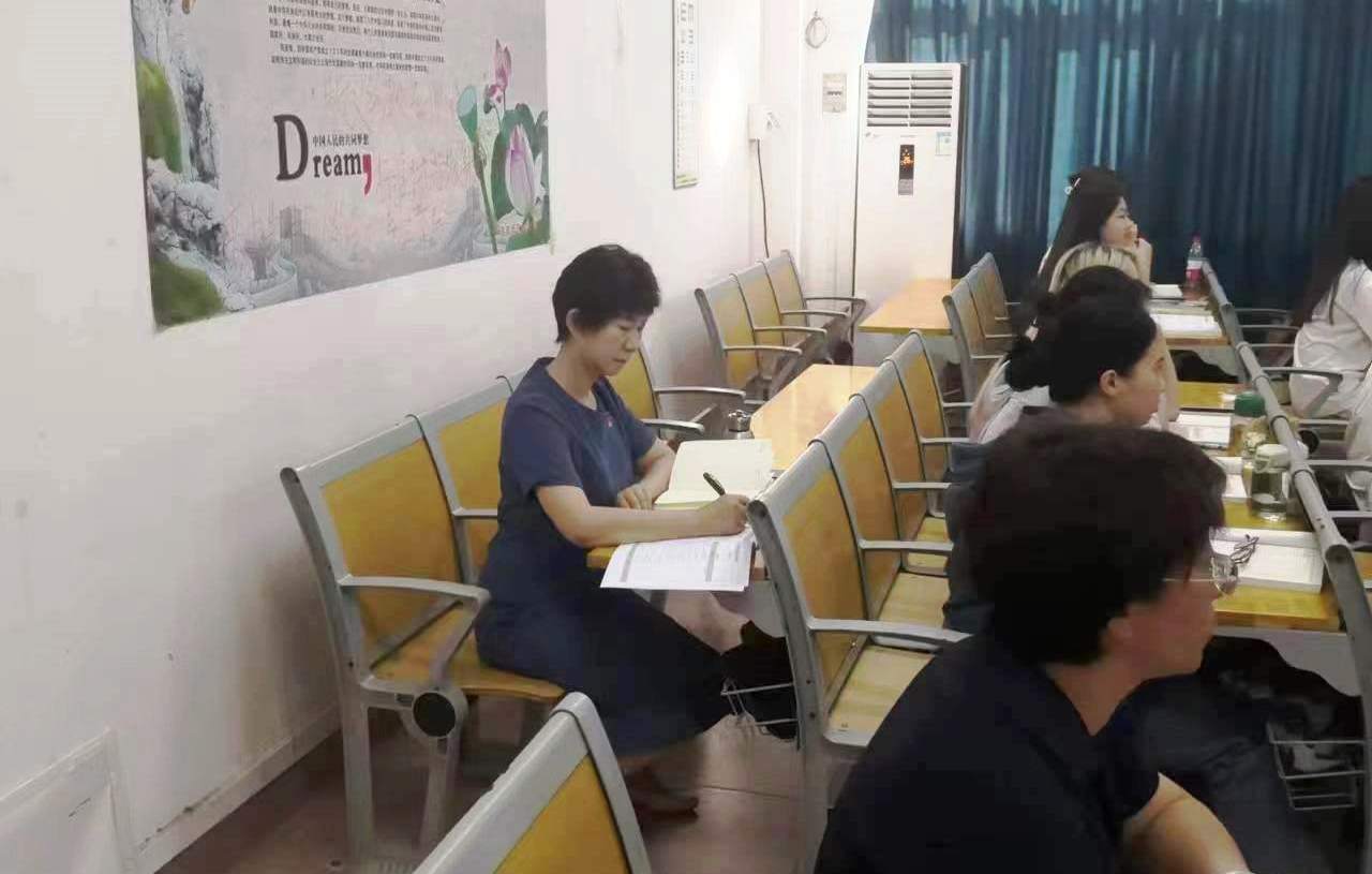 校领导检查开学工作并与学生同上开学第一课