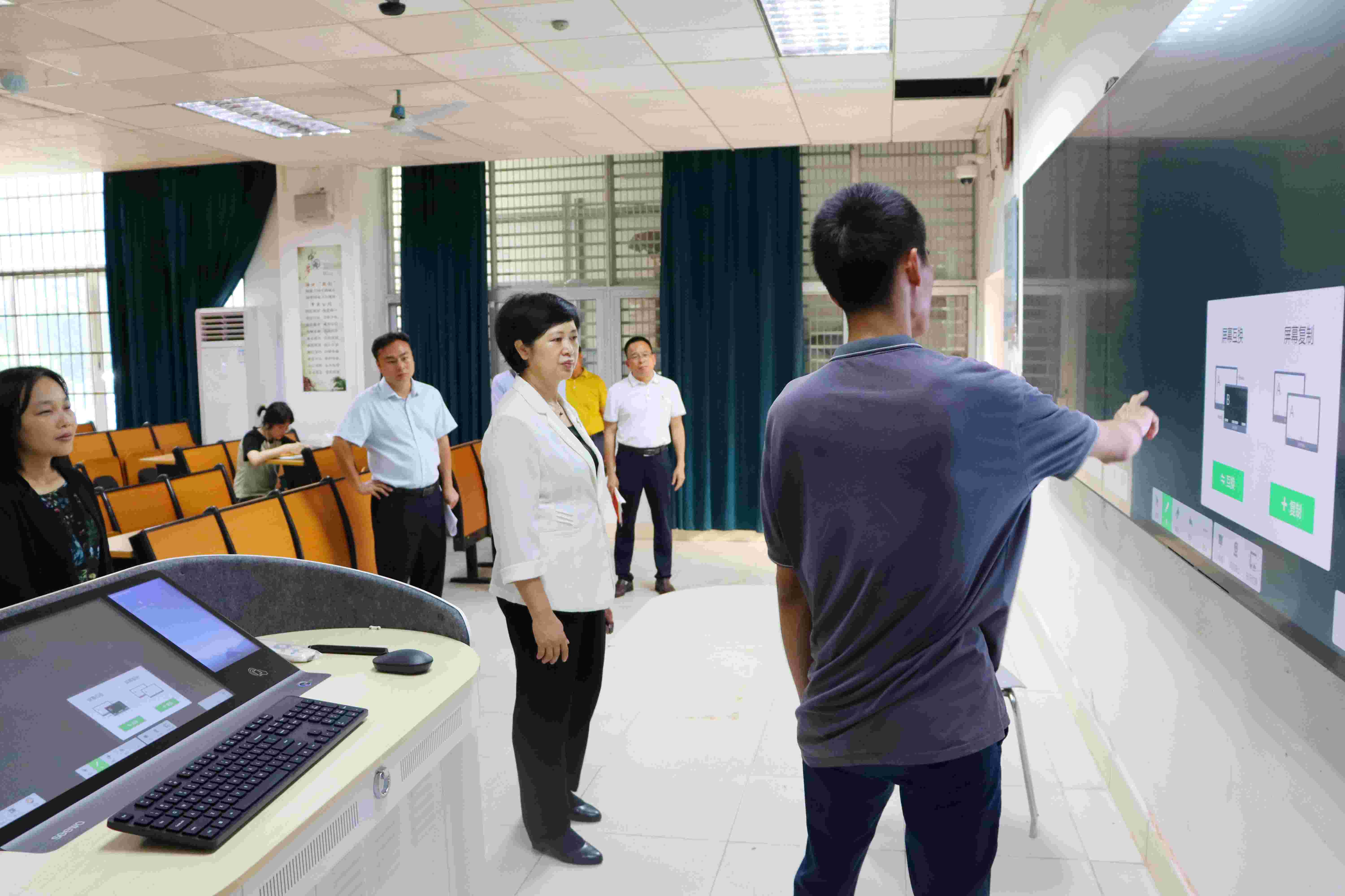 校领导检查开学工作并与学生同上开学第一课