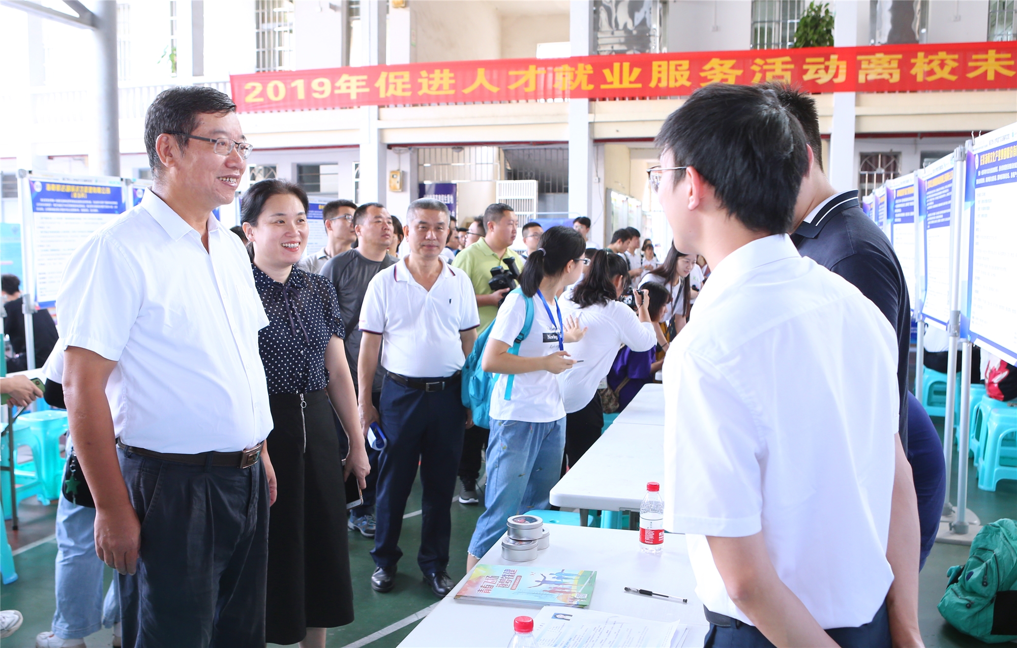 我校举办离校未就业毕业生暨2020届毕业生就业实习专场招聘会