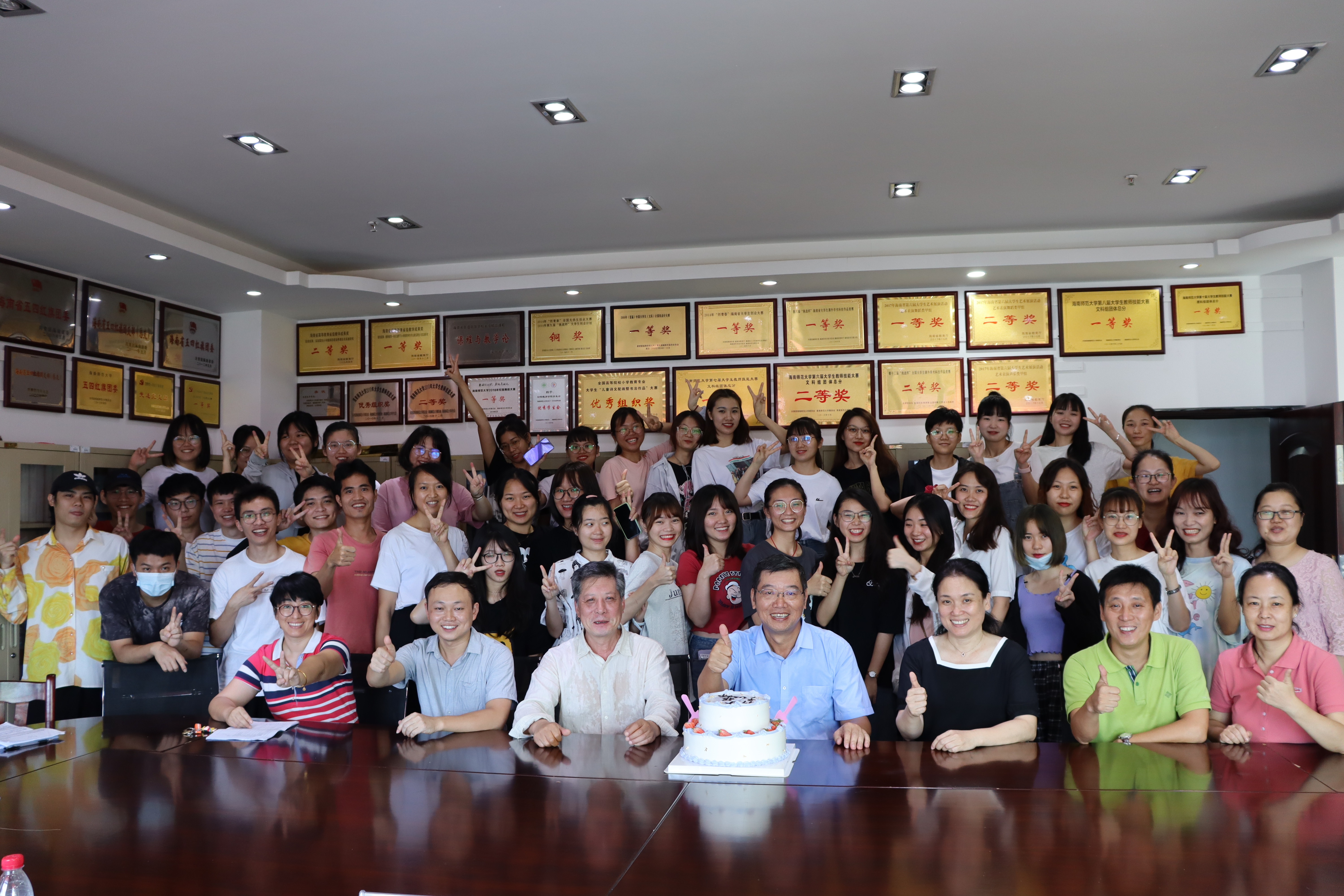 林强以班主任身份为毕业班学生送祝福