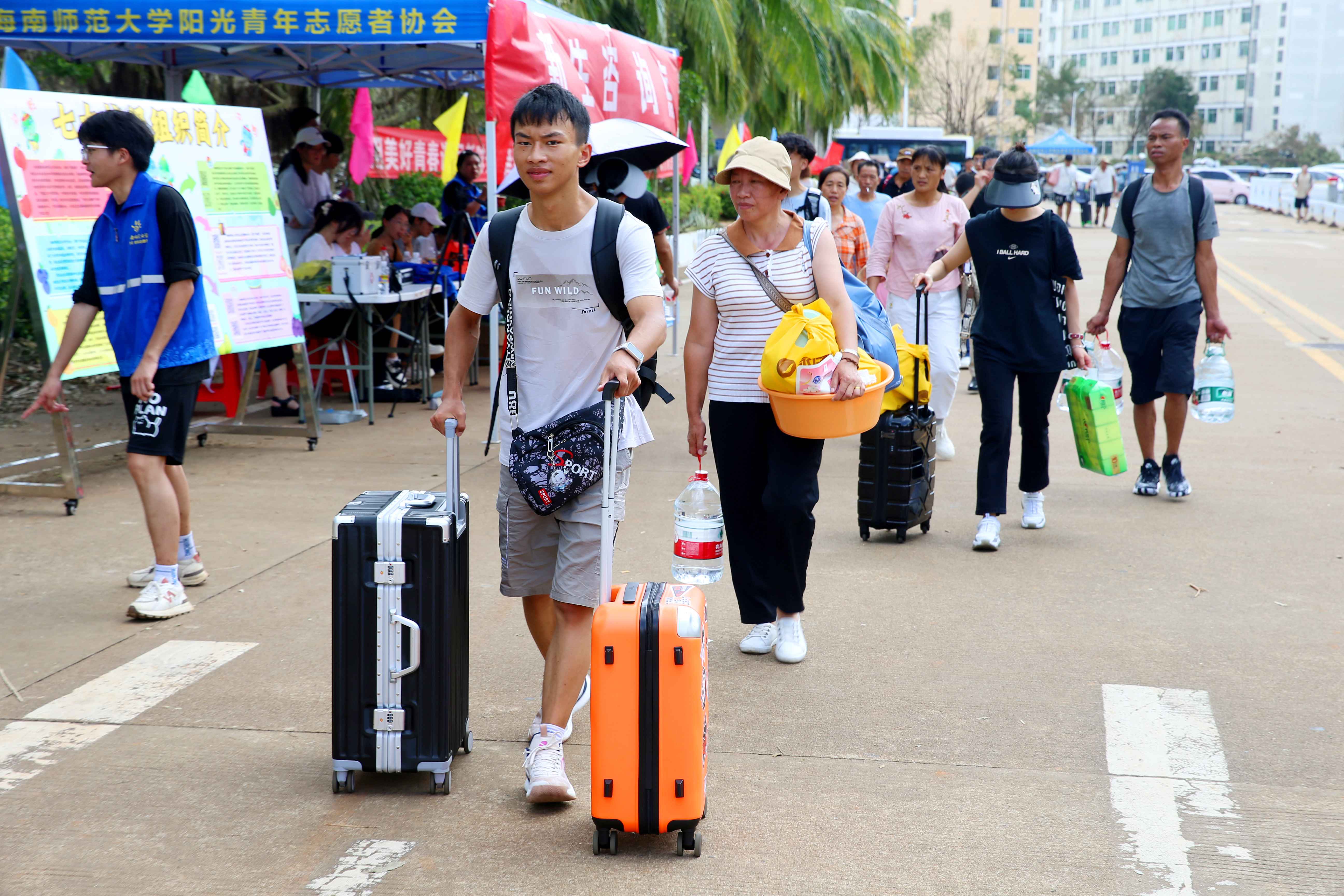 海南师范大学2024级新生来校报到