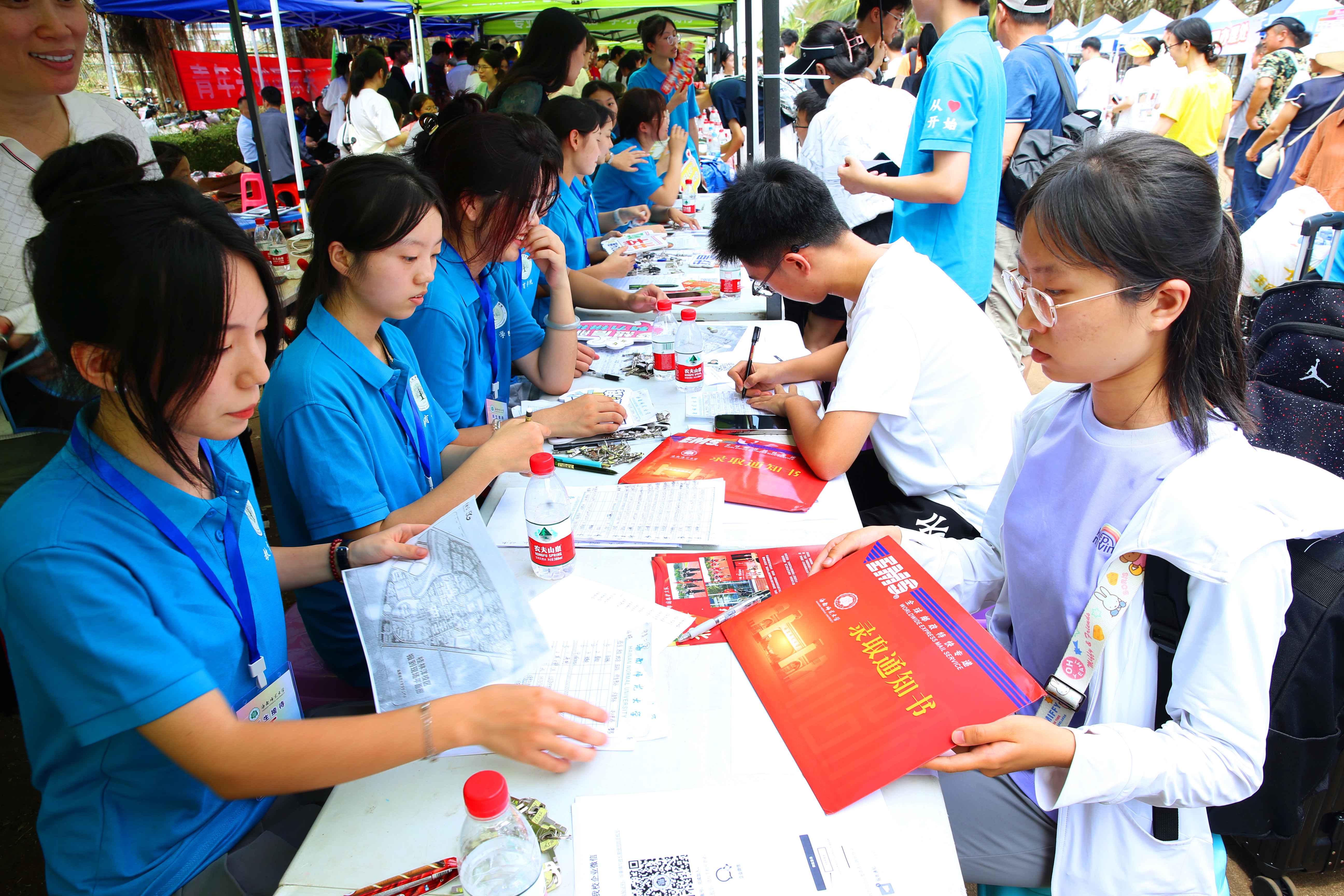 海南师范大学2024级新生来校报到