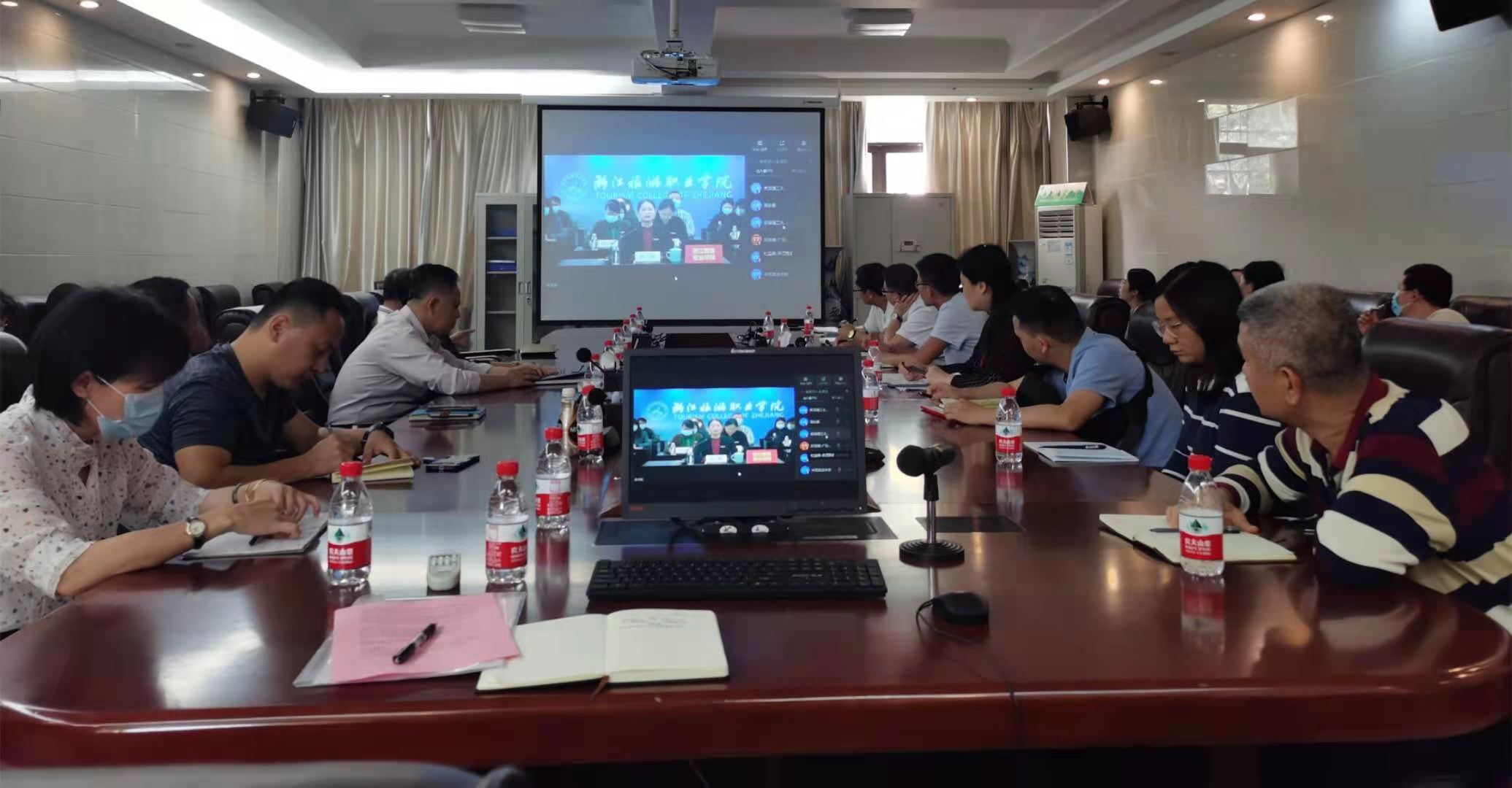 用心用情精准服务 引导毕业生积极就业