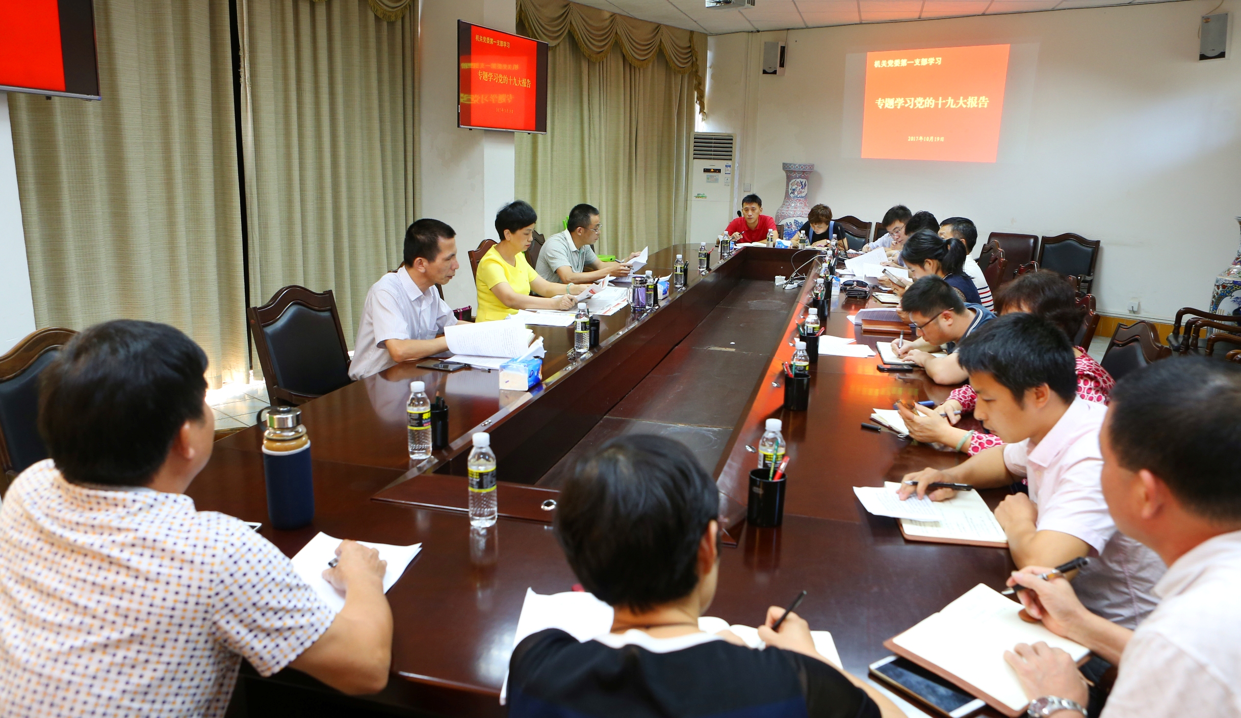 李红梅书记参加机关一支部专题学习会