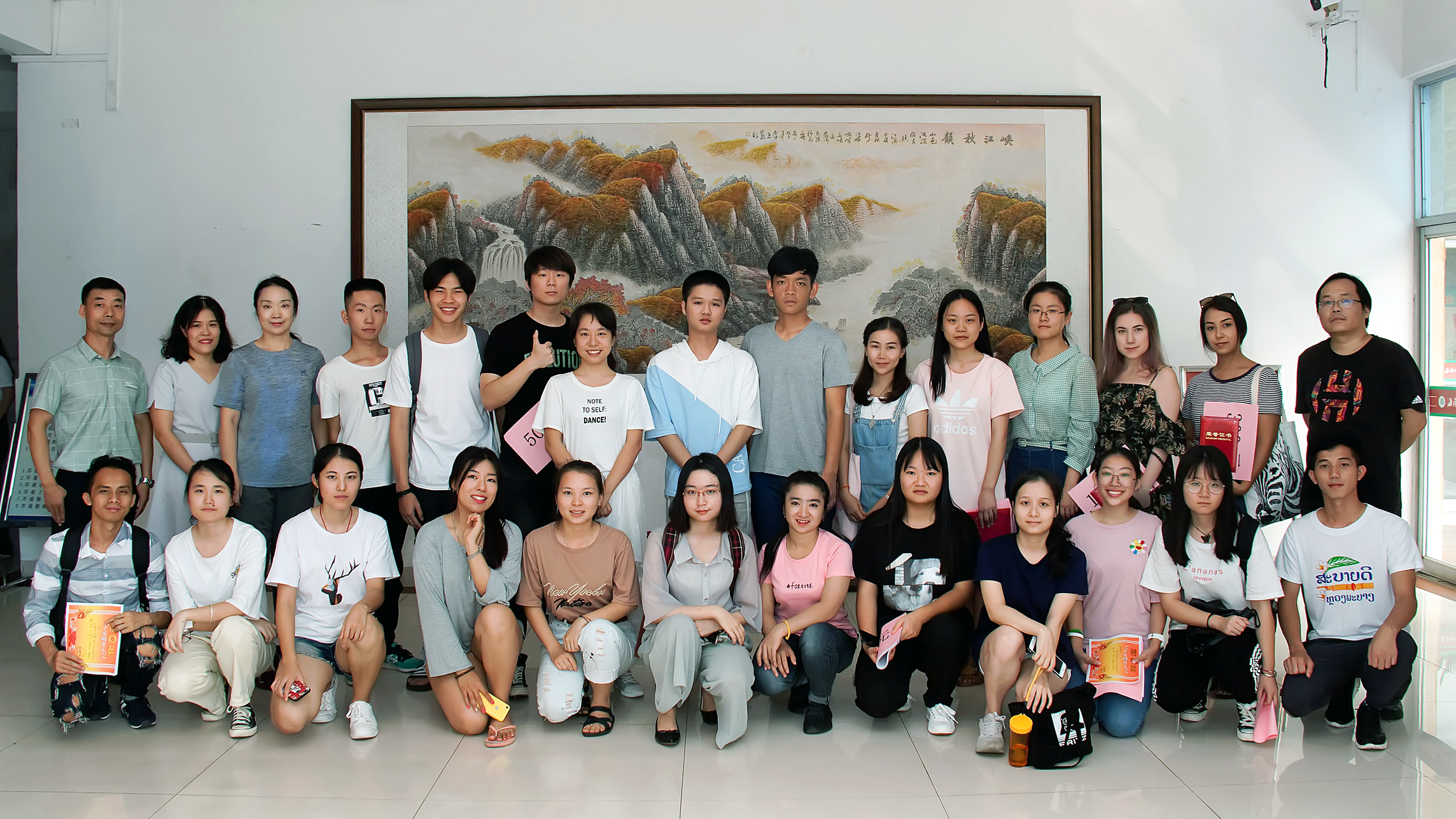 我校举办首届中外大学生硬笔书法比赛
