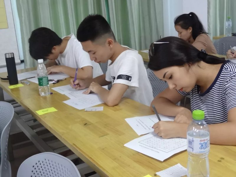 我校举办首届中外大学生硬笔书法比赛