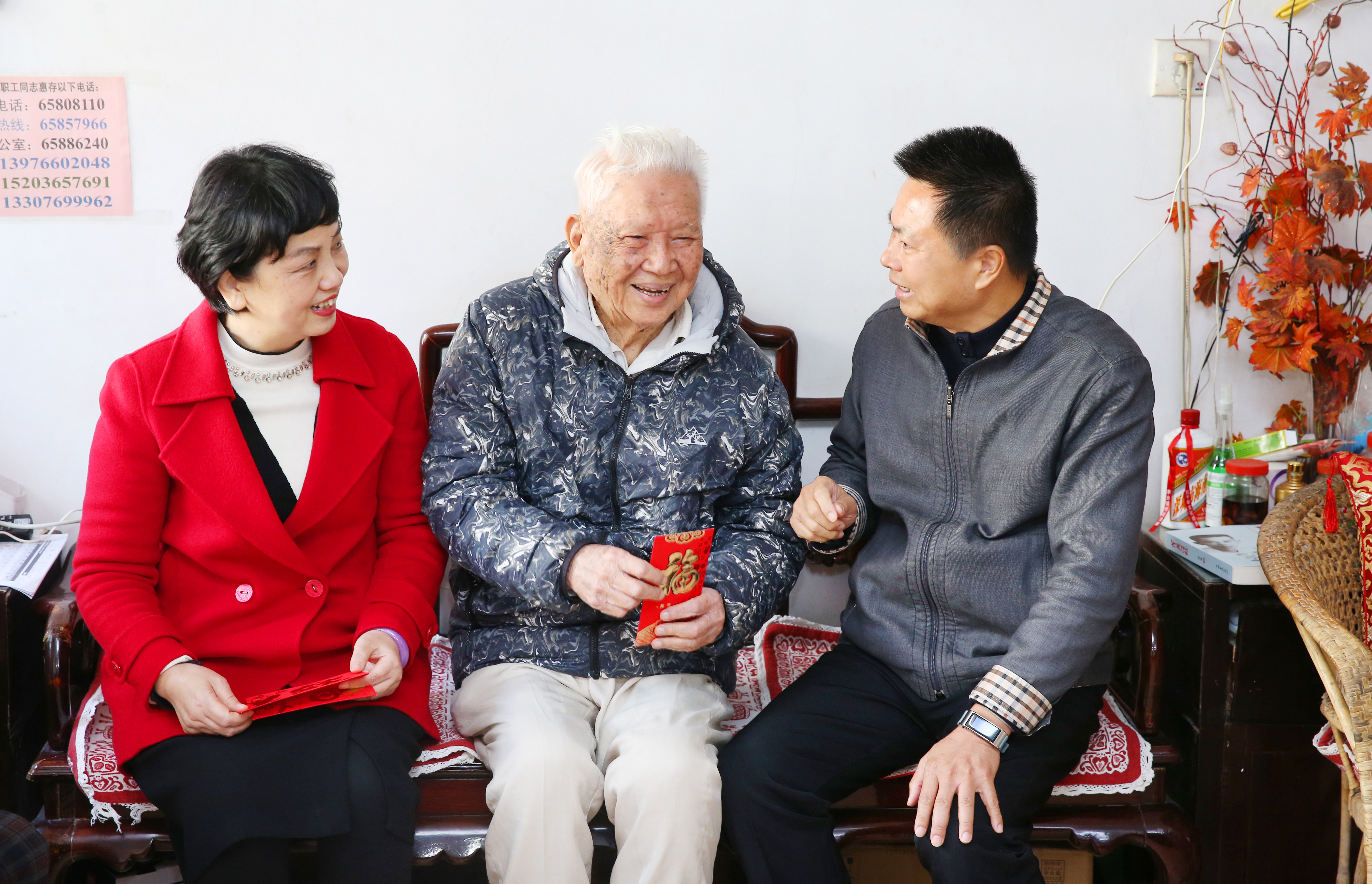 李文、李红梅慰问我校老干部王辉丰、李光邦