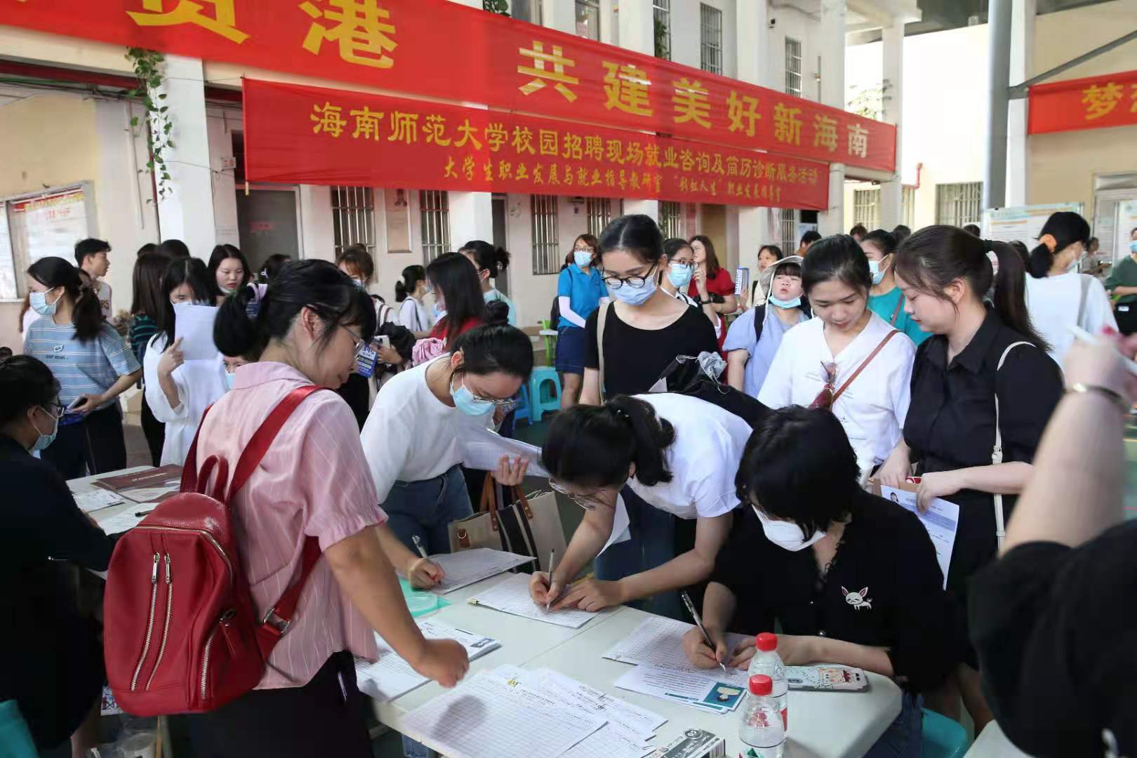 我校举办2021届毕业生供需洽谈会暨第二届校友企业专场招聘会