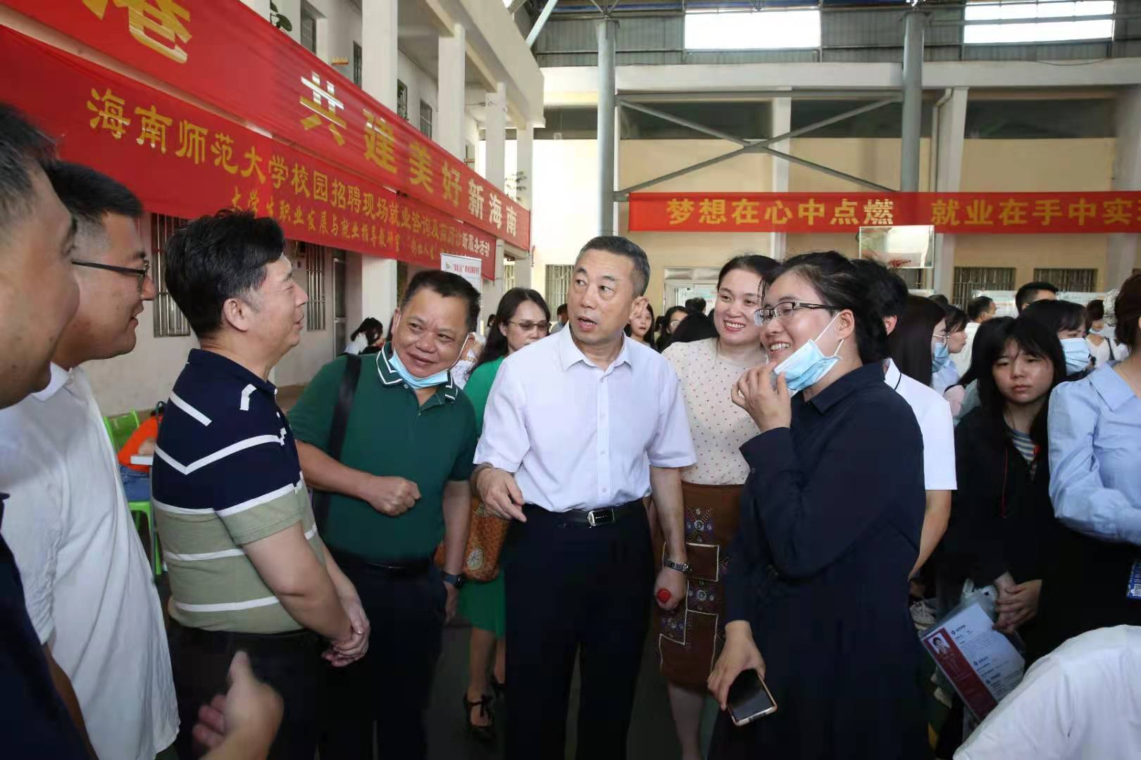 我校举办2021届毕业生供需洽谈会暨第二届校友企业专场招聘会